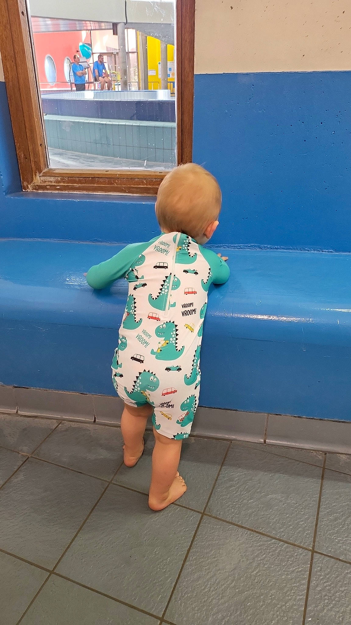 Caydhen participe au concours pour gagner de l'argent avec cette photo : azure, baby_toddler_clothing, barefoot, child, door, electric_blue, flooring, foot, fun, human_leg, leisure, pattern, person, play, sandal, shoulder, sitting, sleeve, toddler, vacation