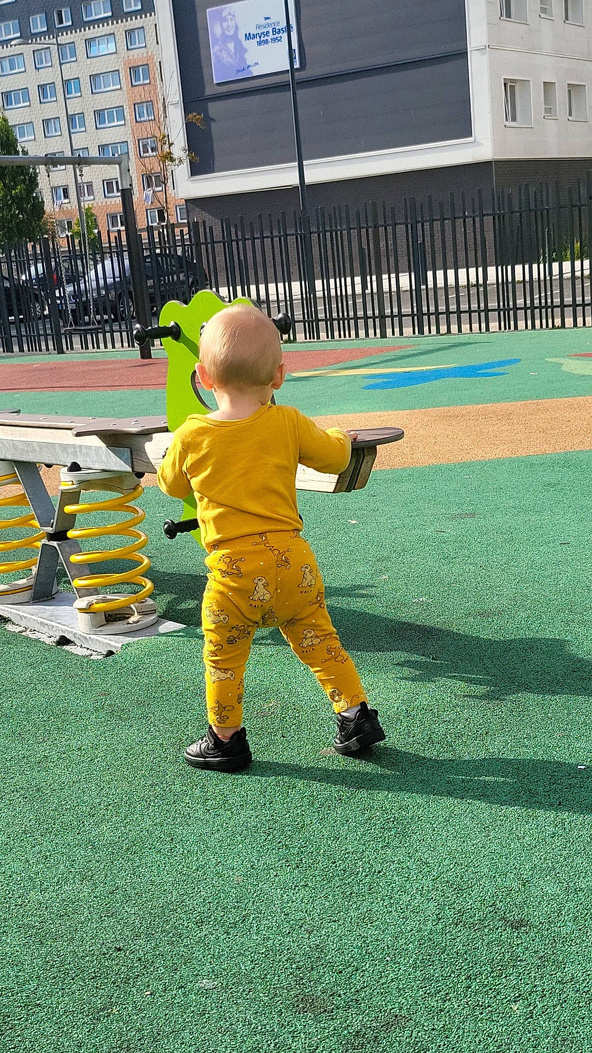 Caydhen participe au concours pour gagner de l'argent avec cette photo : artificial_turf, baby, building, child, fence, flooring, fun, games, garden, grass, human_leg, lawn, leisure, people_in_nature, person, play, player, recreation, shadow, sitting