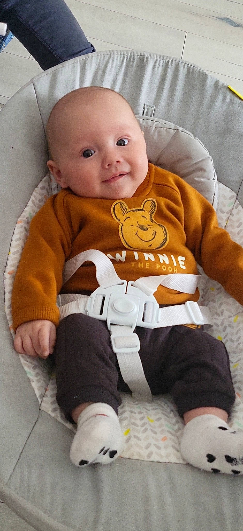 Caydhen a rejoint le concours — aidez-le/la à gagner de superbes lots ! baby, baby_toddler_clothing, cheek, child, comfort, eye, facial_expression, finger, human_body, knee, leg, orange, person, skin, sleeve, smile, sock, textile, thigh, toddler