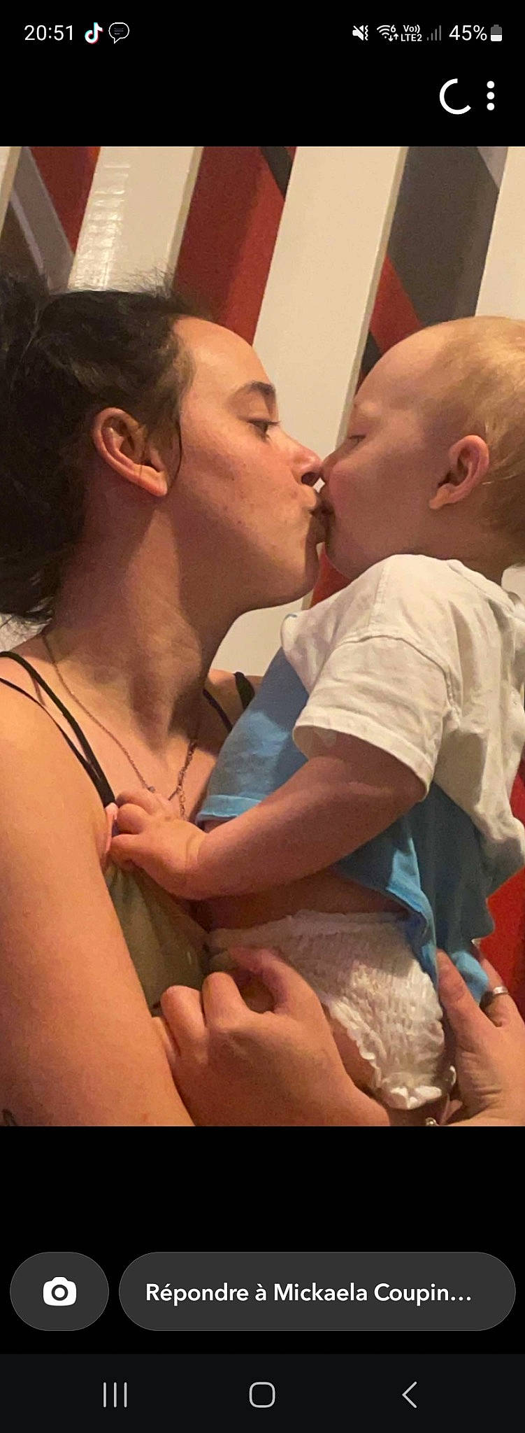 Caydhen participe au concours pour gagner de l'argent avec cette photo : cheek, chin, elbow, face, facial_expression, finger, gesture, hair, happy, head, human_body, interaction, kiss, mouth, muscle, neck, nose, organ, person, shoulder