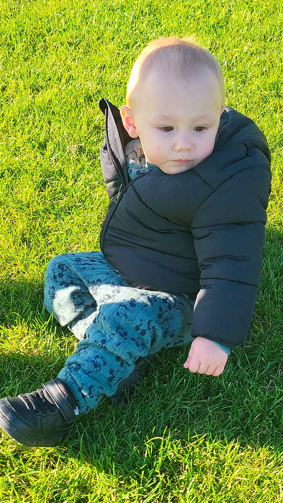 Caydhen a rejoint le concours — aidez-le/la à gagner de superbes lots ! baby, baby_toddler_clothing, child, electric_blue, grass, grass_family, grassland, happy, human_body, lawn, leaf, leg, leisure, meadow, people_in_nature, person, photograph, plant, sleeve, sunlight