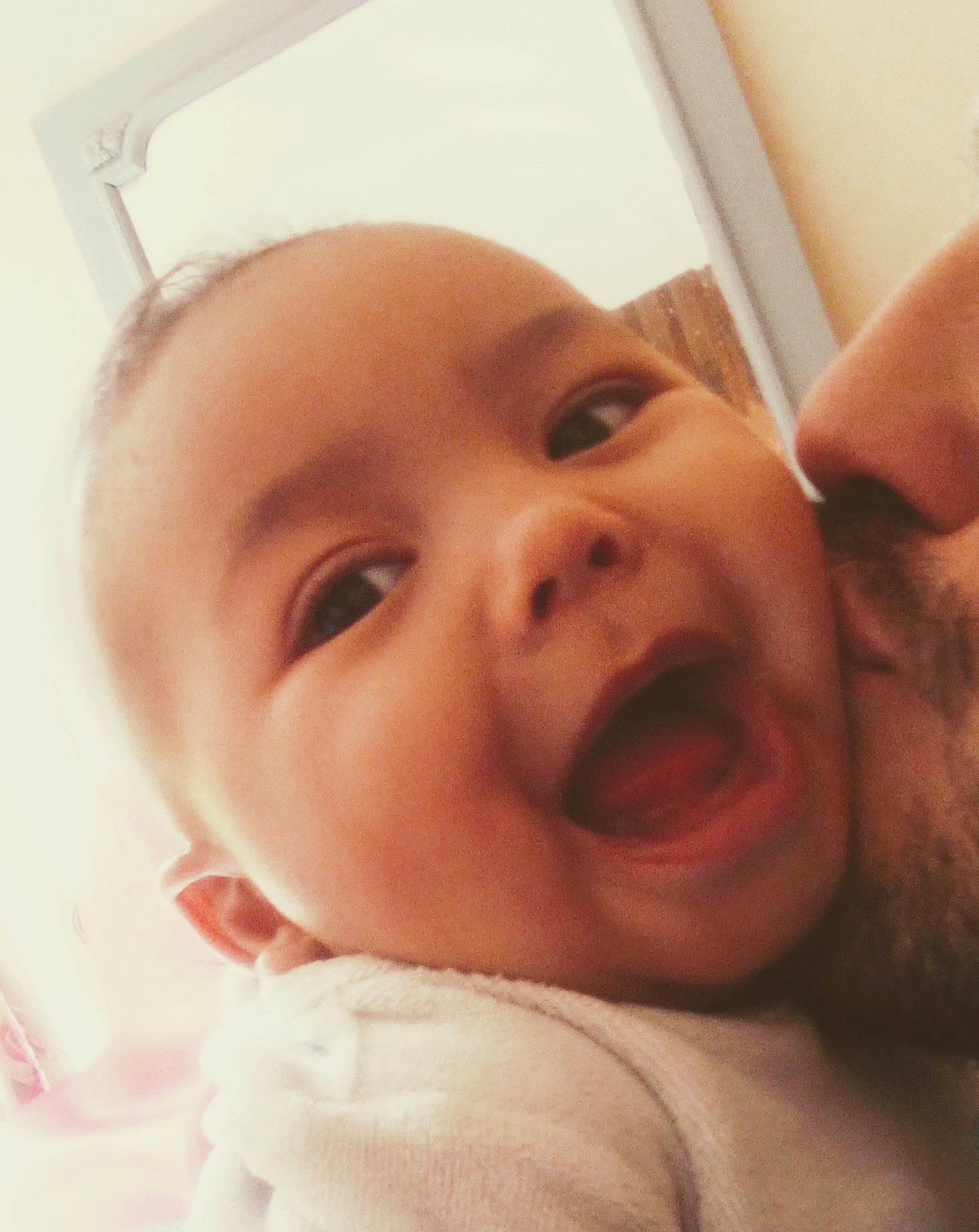 Basile participe au concours pour gagner de l'argent avec cette photo : baby, baby_making_funny_faces, bedtime, cheek, child, chin, close_up, ear, eye, eyebrow, face, facial_expression, happy, head, lip, mouth, nose, person, skin, smile