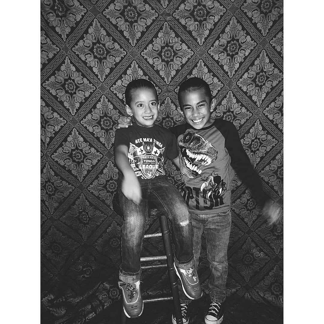 Lipe is registered to the contest to win money with this photo: black_and_white, child_model, flash_photography, jeans, joy, monochrome, monochrome_photography, person, photo_shoot, portrait, portrait_photography, stock_photography, style, walking_shoe