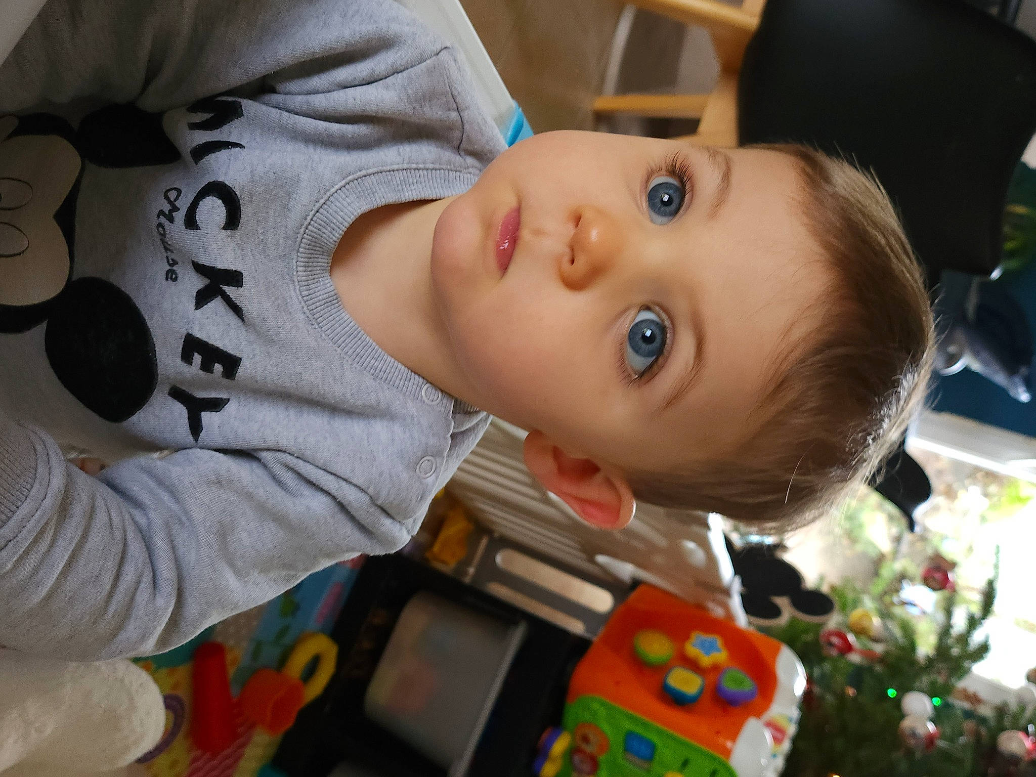 Isaac participe au concours pour gagner de l'argent avec cette photo : baby, baby_toddler_clothing, cheek, child, event, face, facial_expression, fun, happy, hat, head, holiday, nose, person, room, sleeve, smile, suit, toddler, toy