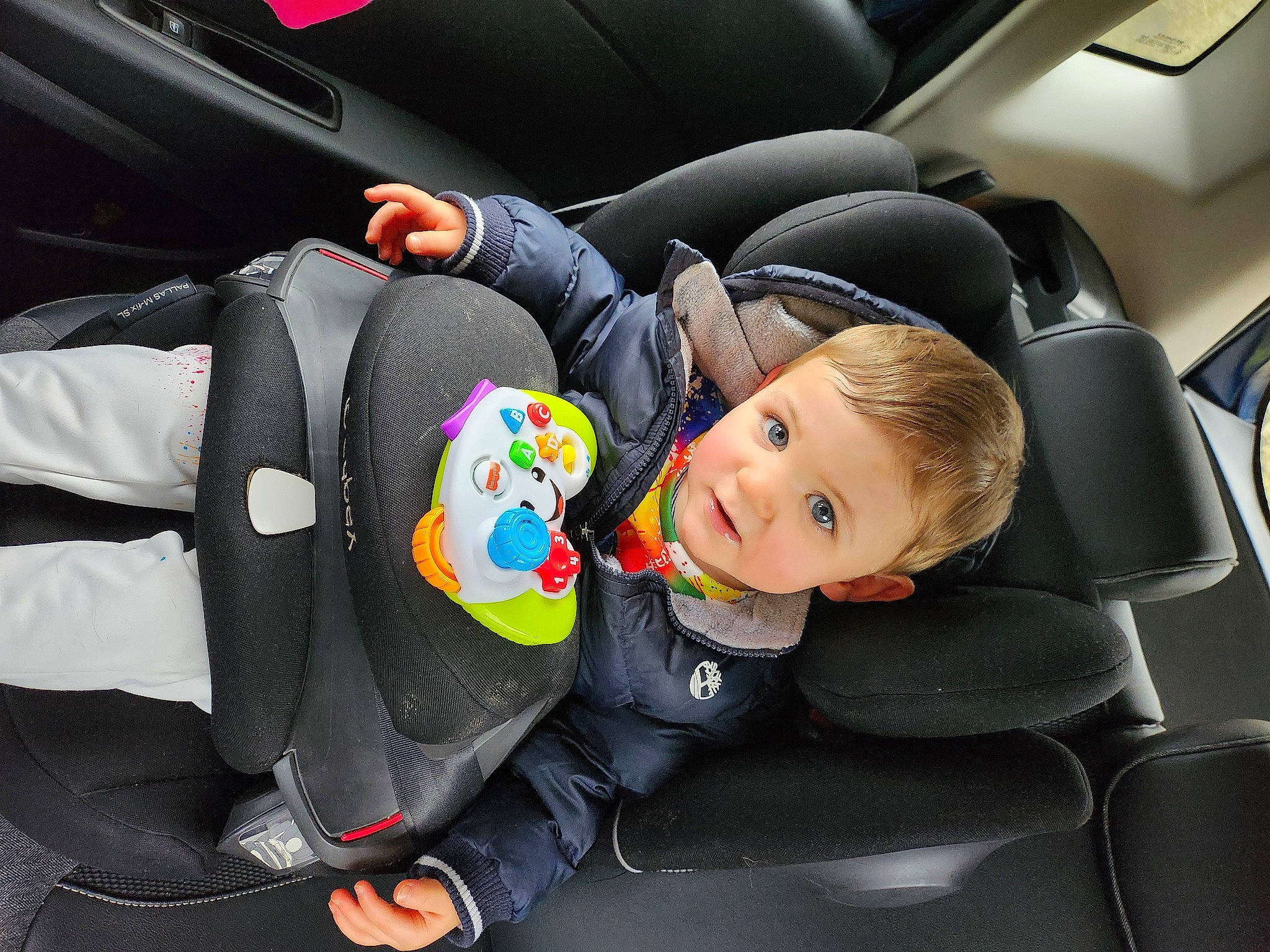 Isaac a rejoint le concours — aidez-le/la à gagner de superbes lots ! auto_part, automotive_design, automotive_exterior, baby_in_car_seat, car, car_seat, car_seat_cover, child, comfort, family_car, head_restraint, luxury_vehicle, mode_of_transport, motor_vehicle, person, personal_luxury_car, product, toddler, travel, vehicle