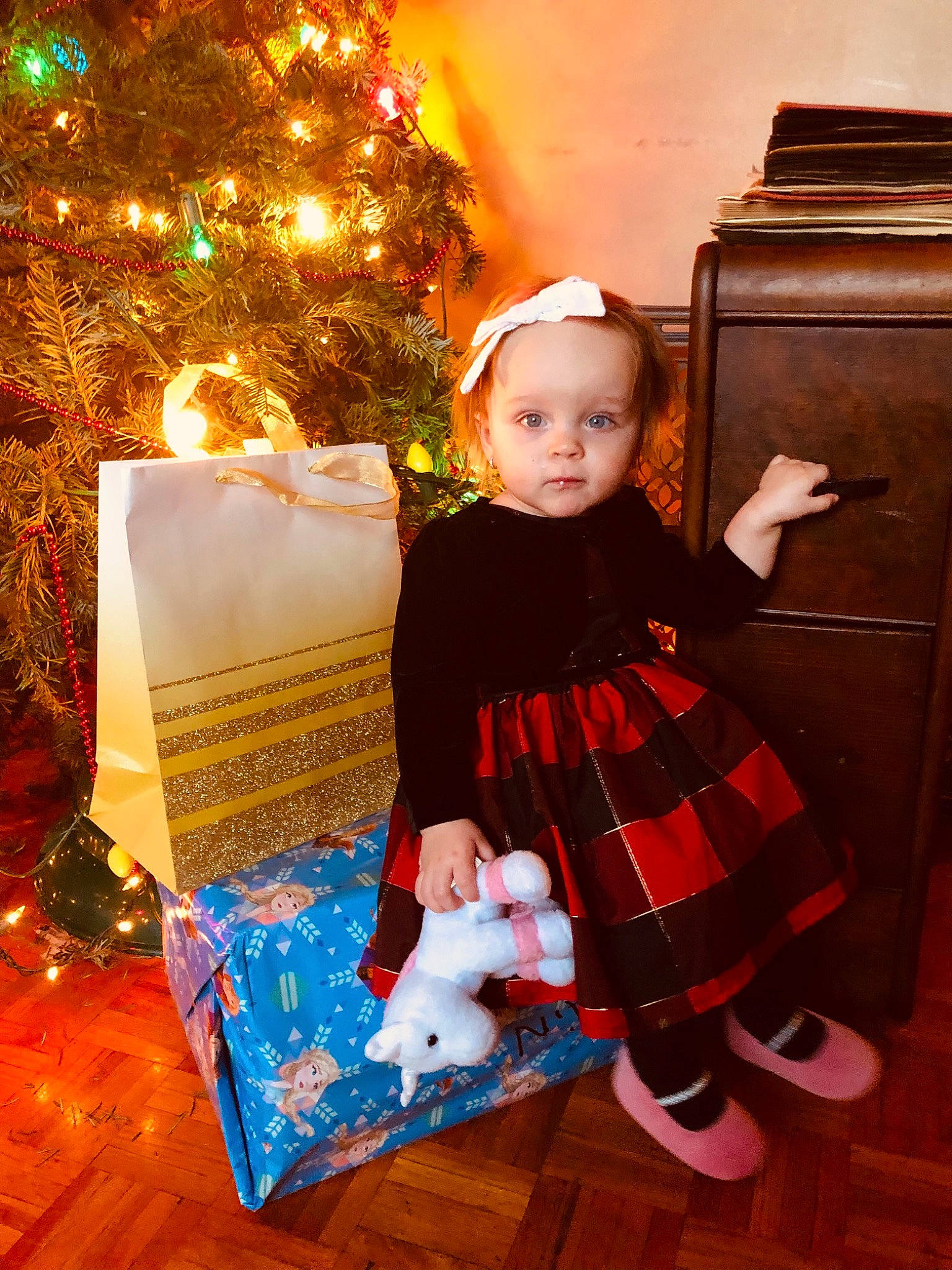 Yvi a rejoint le concours — aidez-le/la à gagner de superbes lots ! blue, branch, clothing, dress, event, eye, fun, green, hairstyle, head, human, lighting, people, person, product, room, sitting, vertebrate, winter, wood