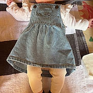 Maëlyne a rejoint le concours — aidez-le/la à gagner de superbes lots ! baby, child, infant, denim_dress, white_shirt, leggings, black_socks, towel, striped_towel, lying_down, indoor, person, cute, calm, relaxed, portrait, clothing, baby_fashion, floor, home