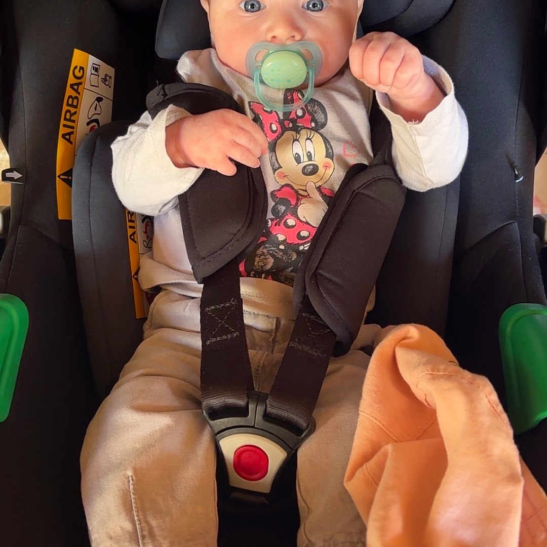 Maëlyne participe au concours pour gagner de l'argent avec cette photo : baby, pacifier, car_seat, seatbelt, clothing, infant, child, footwear, slippers, plush, toy, person, sitting, cute, indoor, blanket, fabric, face, head, safety