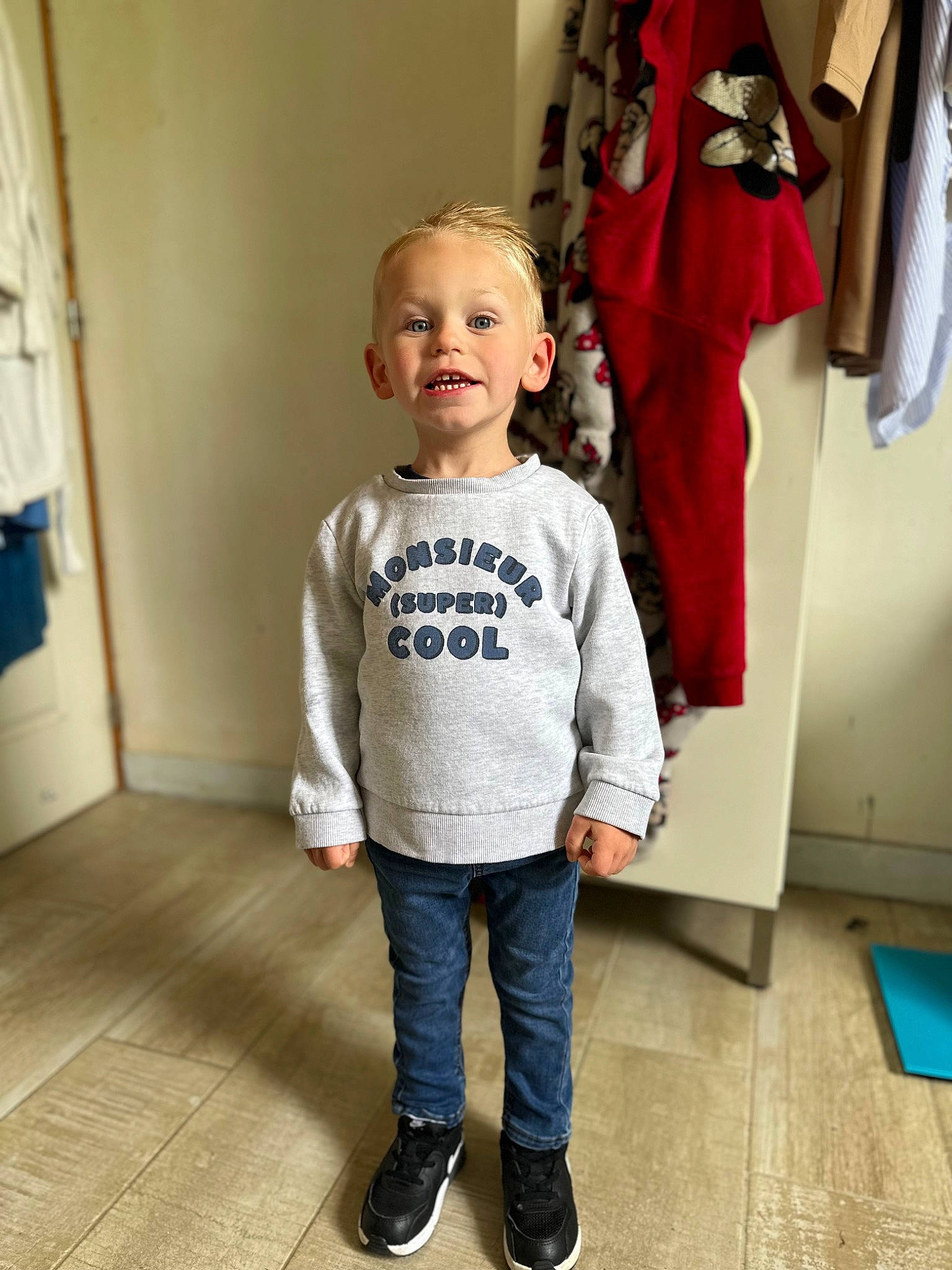 Djulian a rejoint le concours — aidez-le/la à gagner de superbes lots ! baby, baby_toddler_clothing, denim, electric_blue, fashion_design, floor, flooring, happy, head, human_body, jeans, knee, leg, person, sleeve, smile, standing, t_shirt, toddler, trunk