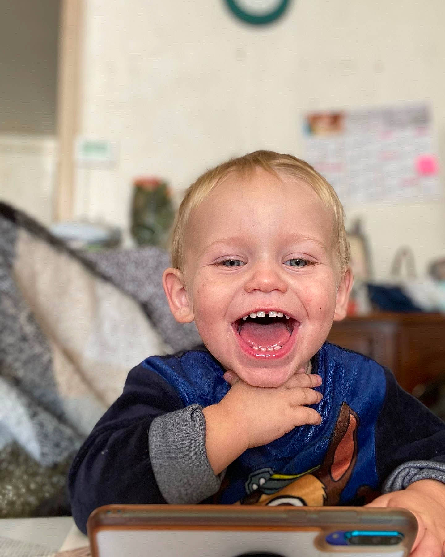 Djulian participe au concours pour gagner de l'argent avec cette photo : baby, cheek, child, chin, clock, communication_device, fun, gadget, happy, laugh, leisure, mobile_phone, person, portrait_photography, room, sitting, skin, smile, tablet_computer, toddler