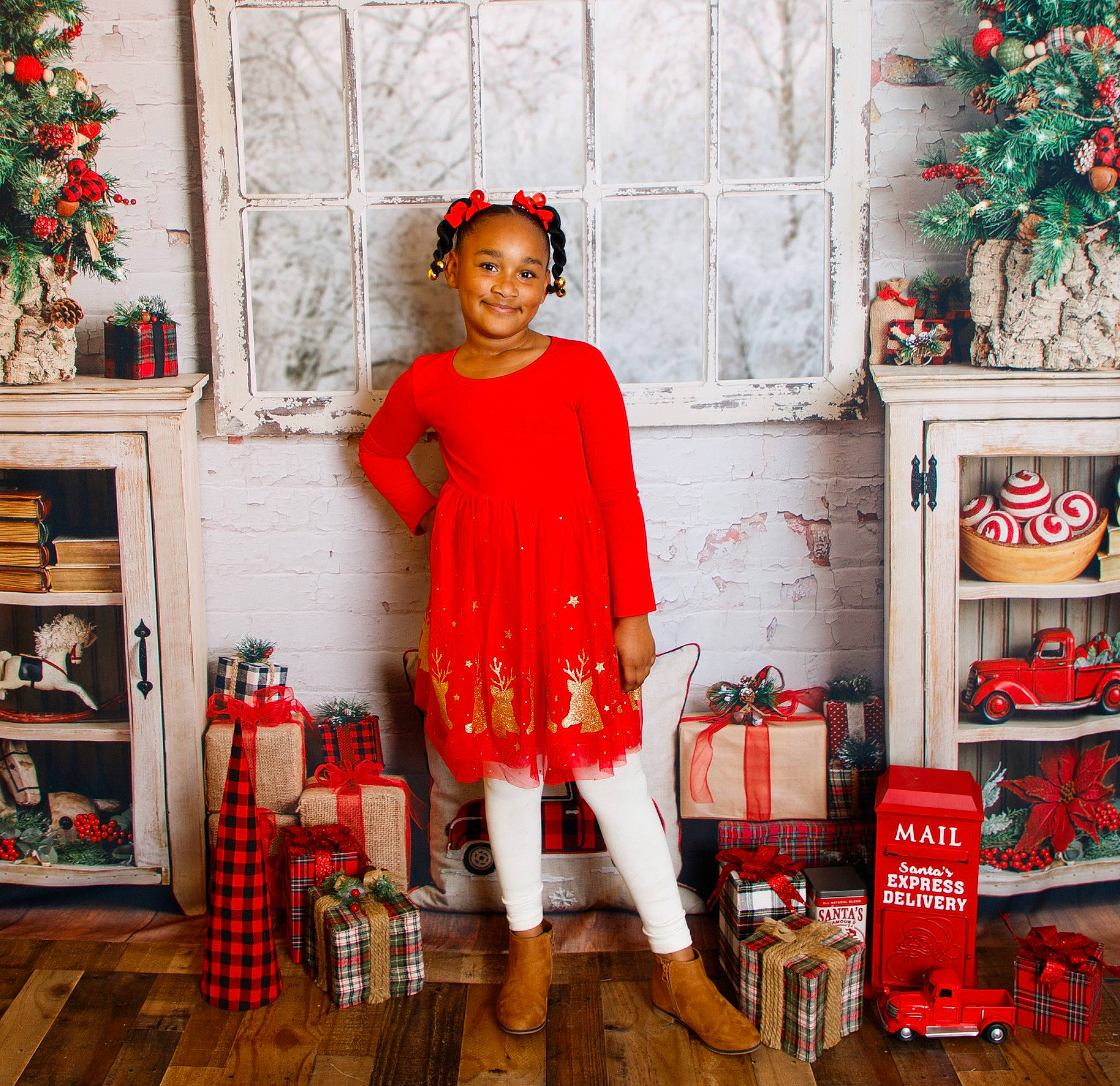 Niciqué is registered to the contest to win money with this photo: christmas_decoration, christmas_ornament, door, dress, event, fashion, fashion_design, happy, hat, holiday, interior_design, joy, orange, person, pink, red, shoe, sleeve, smile, snapshot