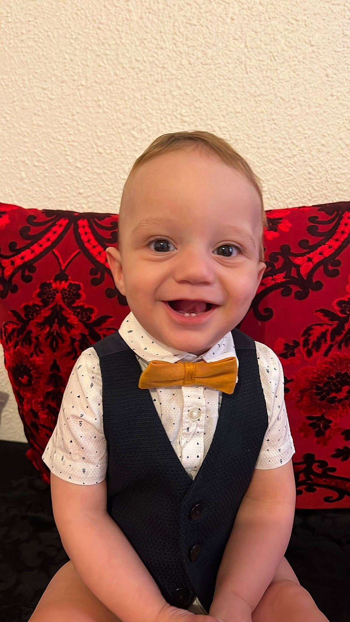 Marwan a rejoint le concours — aidez-le/la à gagner de superbes lots ! baby, baby_toddler_clothing, bow_tie, cheek, chin, eye, face, flash_photography, hair, hairstyle, happy, head, human_body, iris, joy, neck, person, red, skin, sleeve