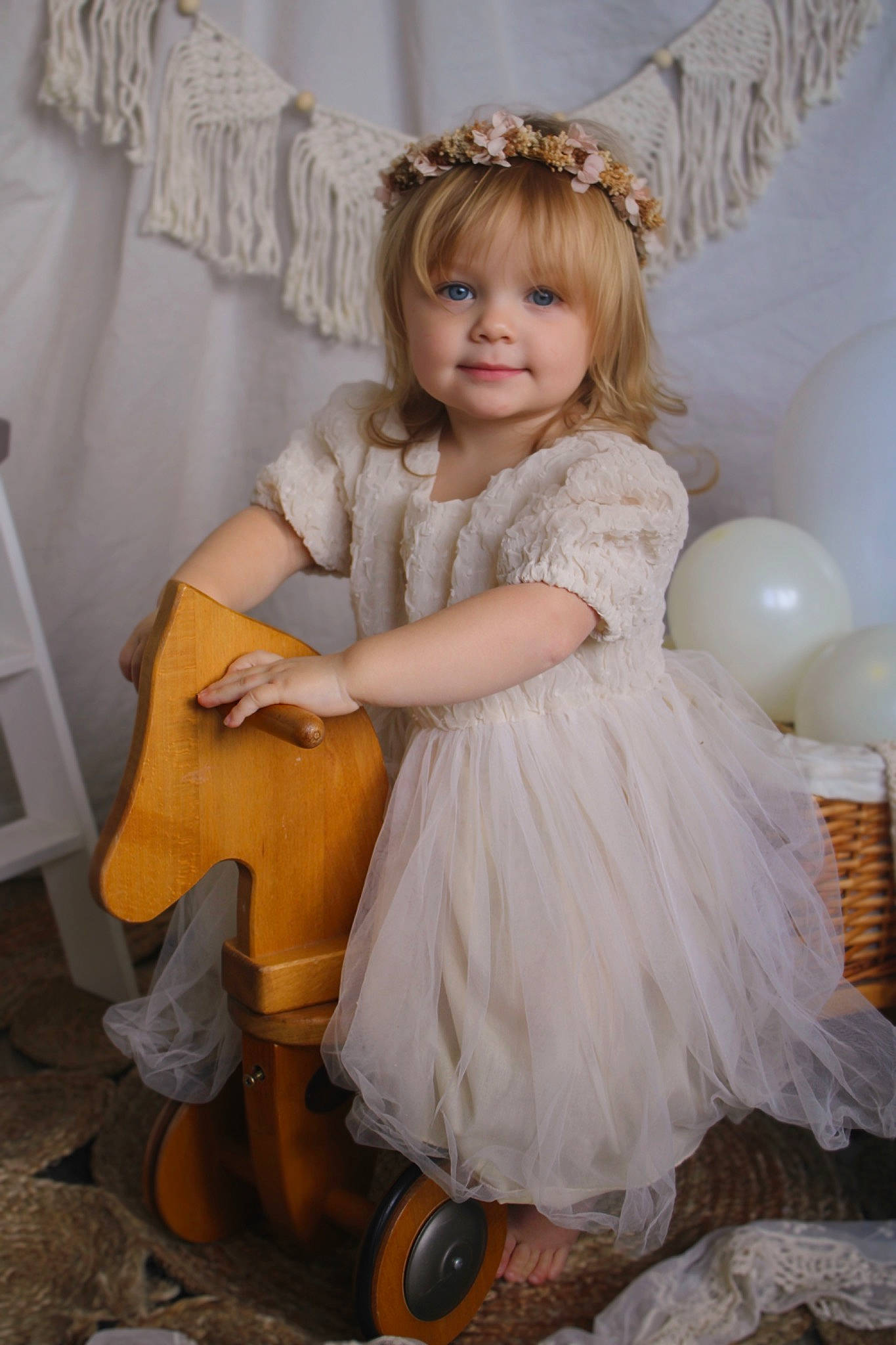 Rafaela participe au concours pour gagner de l'argent avec cette photo : bridal_accessory, bridal_clothing, bridal_party_dress, child, curtain, day_dress, dress, fashion_design, flash_photography, formal_wear, gown, hair, happy, headpiece, joy, long_hair, one_piece_garment, person, pink, shoulder