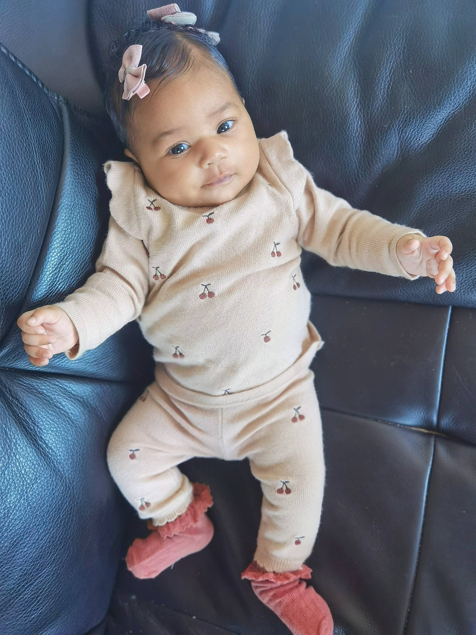 Emmy participe au concours pour gagner de l'argent avec cette photo : baby, baby_products, baby_toddler_clothing, child, comfort, eye, face, fashion_accessory, gesture, happy, head, headband, jewellery, linens, person, portrait_photography, sitting, sleeve, smile, thumb
