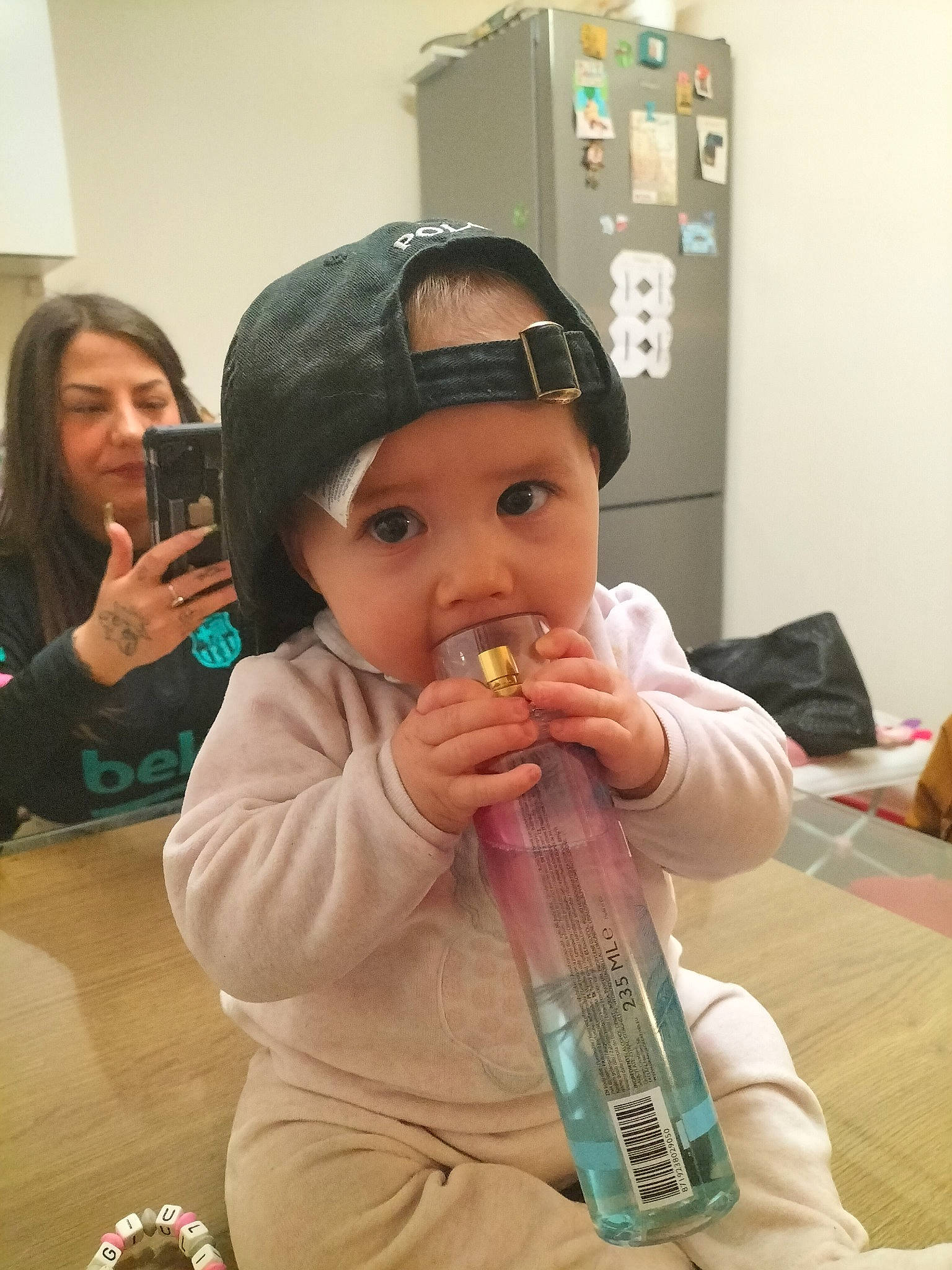 Giuliana a rejoint le concours — aidez-le/la à gagner de superbes lots ! baby, child, drink, drinking, drinkware, event, eyewear, finger, flooring, fun, headwear, person, plastic_bottle, play, room, sitting, skin, tableware, thumb, toddler