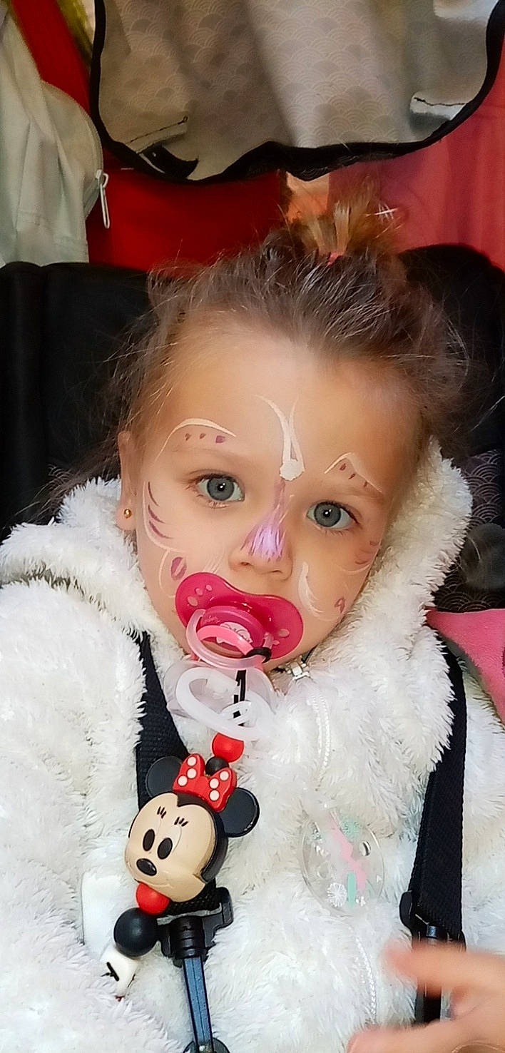 Maëly a rejoint le concours — aidez-le/la à gagner de superbes lots ! beard, bow_tie, carmine, cheek, child, event, eyelash, fun, fur, fur_clothing, happy, holiday, lip, mouth, nose, person, plush, stuffed_toy, toy, white