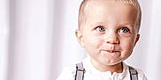 Raphaël a rejoint le concours — aidez-le/la à gagner de superbes lots ! baby, child, toddler, portrait, closeup, smile, big_eyes, blond_hair, suspenders, white_shirt, soft_light, studio_background, cute, cheeks, innocent_expression, gaze, person, young, headshot, playful