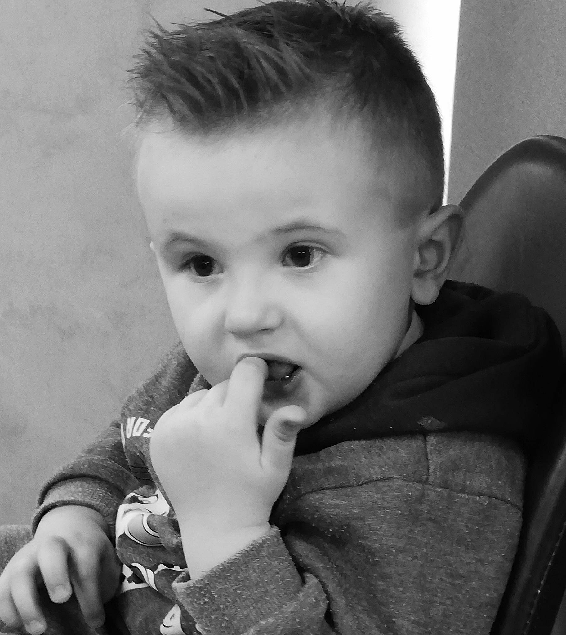 Olivier a rejoint le concours — aidez-le/la à gagner de superbes lots ! baby, black, black_and_white, cheek, child, chin, eye, face, finger, forehead, hairstyle, lip, monochrome, monochrome_photography, mouth, nose, person, skin, snapshot, toddler