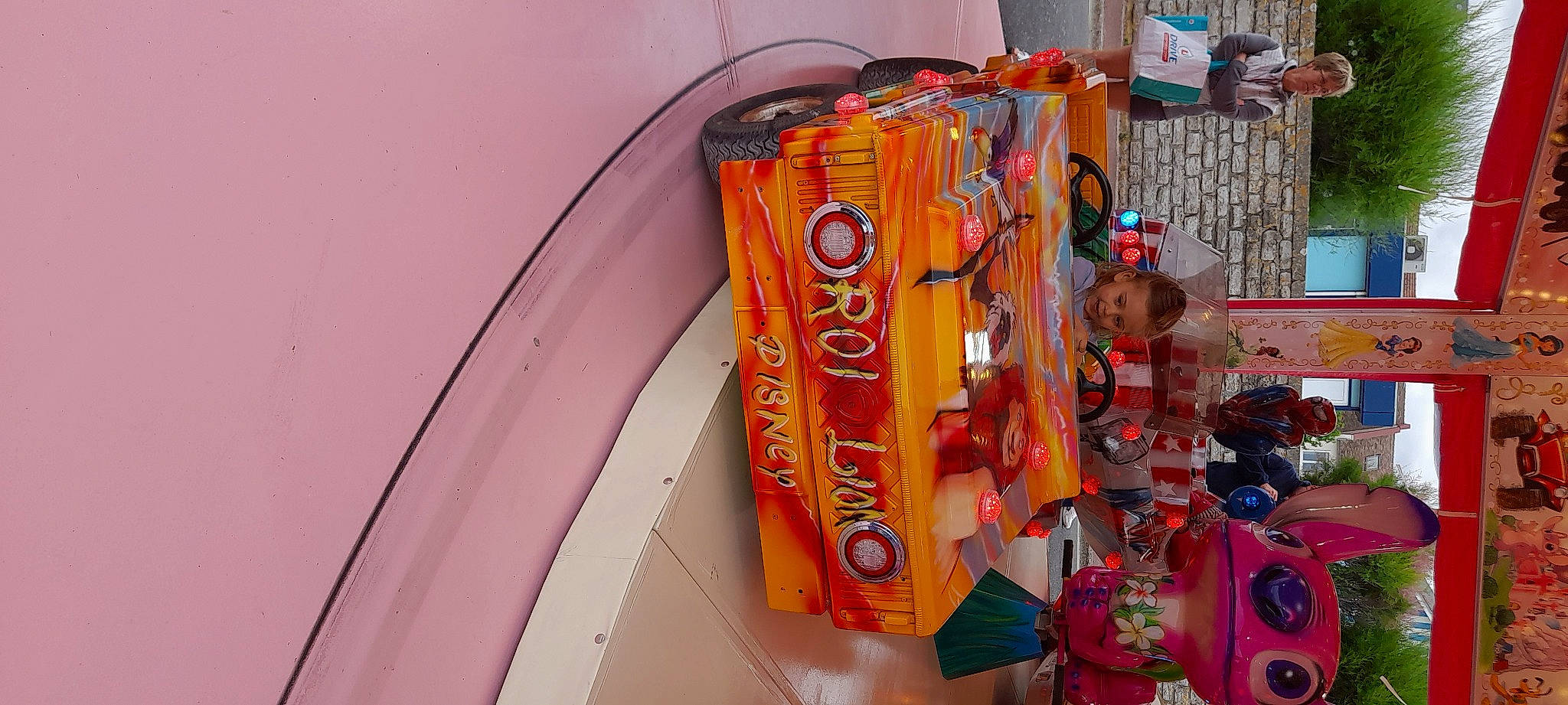 Sophia participe au concours pour gagner de l'argent avec cette photo : automotive_design, automotive_exterior, automotive_lighting, bumper, classic, classic_car, door, event, fender, font, hood, magenta, motor_vehicle, orange, person, vehicle, vehicle_door