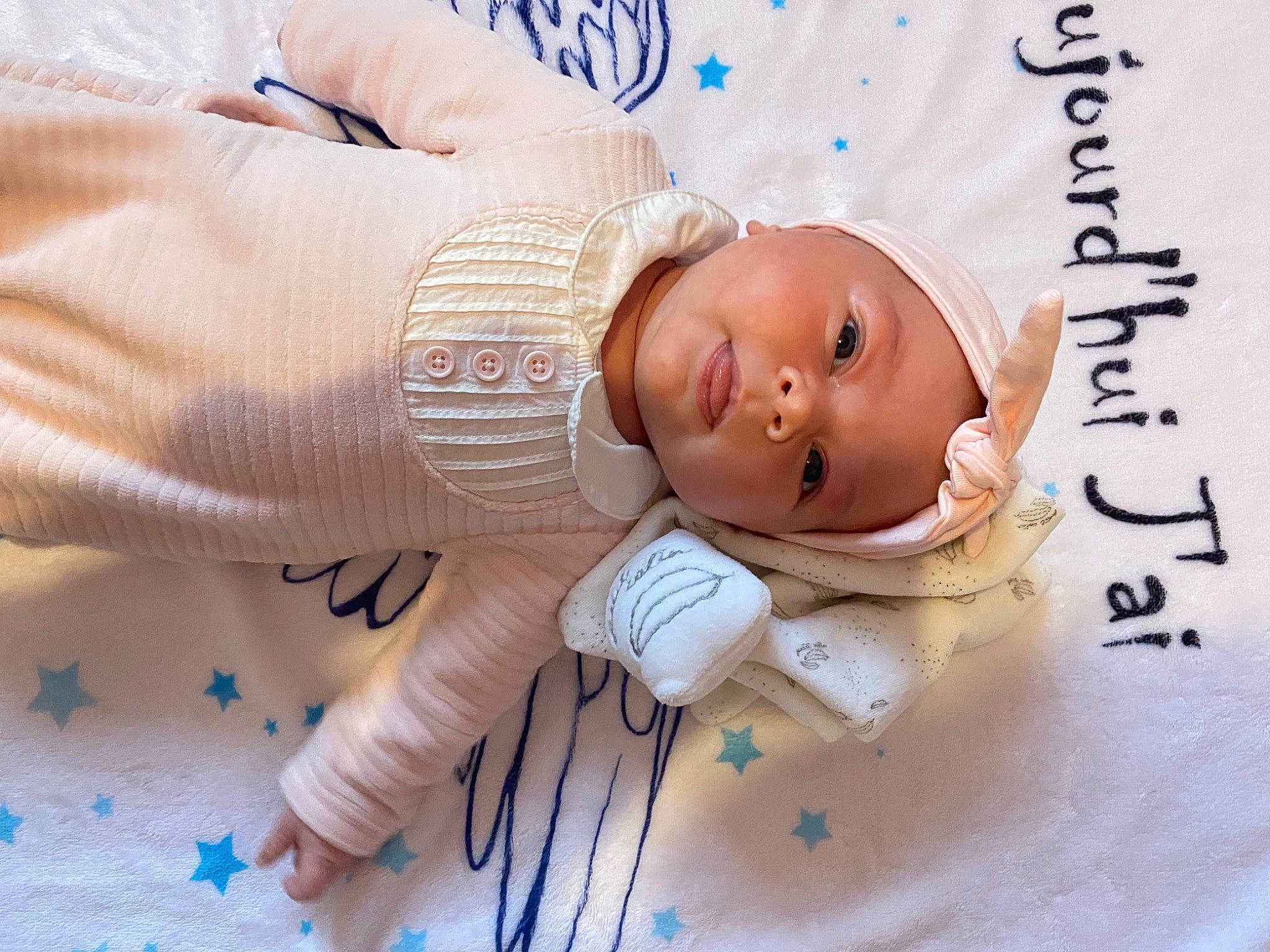 Lena participe au concours pour gagner de l'argent avec cette photo : baby, baby_toddler_clothing, child, comfort, elbow, eyelash, fashion_accessory, finger, happy, hat, headwear, linens, nail, pattern, person, skin, sleeve, textile, toddler, wood