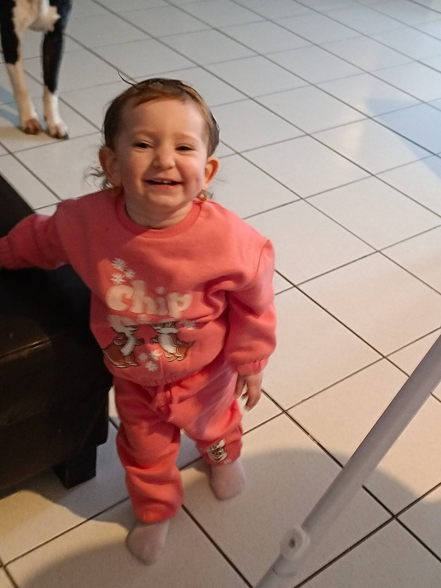 Mackenzie a rejoint le concours — aidez-le/la à gagner de superbes lots ! baby_toddler_clothing, child, floor, flooring, fun, happy, head, human_leg, joy, leisure, magenta, pattern, person, personal_protective_equipment, play, sandal, sitting, skin, smile, thigh