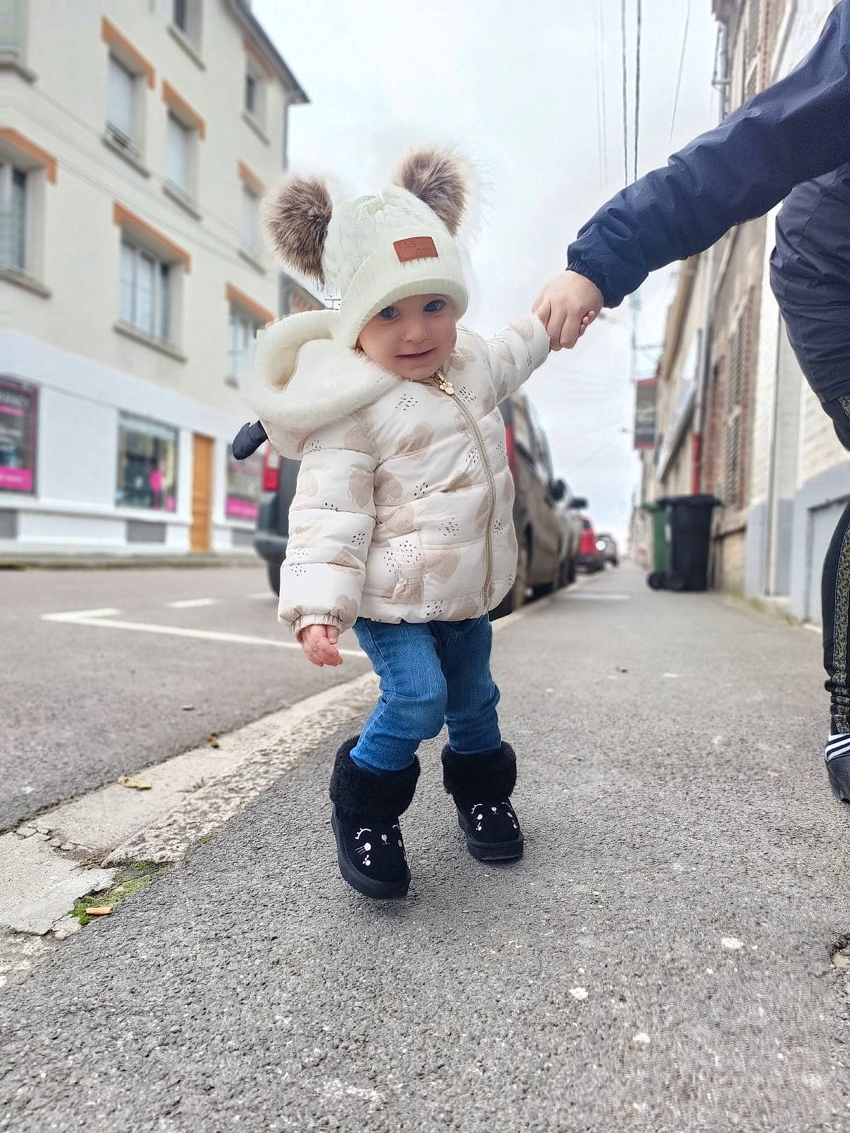 Mackenzie participe au concours pour gagner de l'argent avec cette photo : asphalt, boot, building, denim, freezing, gesture, happy, hat, headwear, human_leg, jacket, joy, leg, leisure, pedestrian, person, recreation, road_surface, shoe, sky