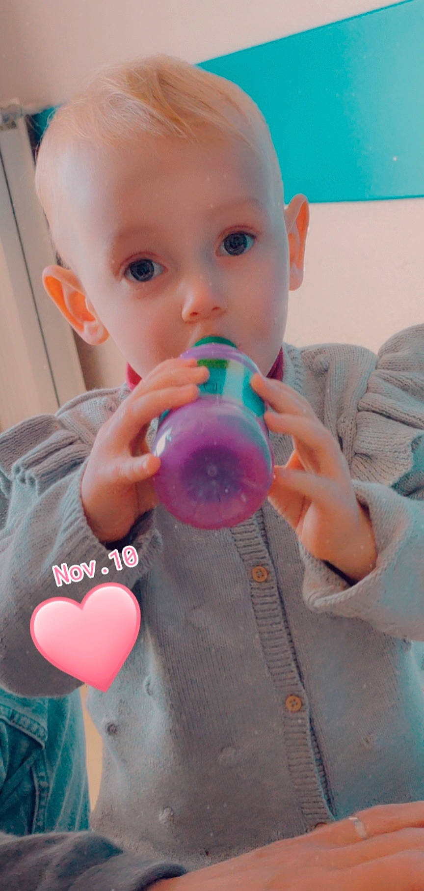 Stella participe au concours pour gagner de l'argent avec cette photo : arm, baby, baby_bottle, baby_toddler_clothing, blue, cheek, chest, drinkware, finger, gesture, joint, lip, nail, nose, person, pink, plastic_bottle, skin, surprise, thumb
