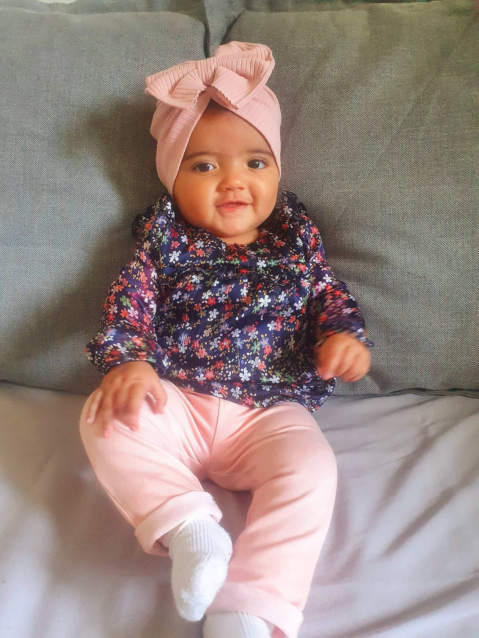 Melly a rejoint le concours — aidez-le/la à gagner de superbes lots ! baby, baby_toddler_clothing, chin, collar, comfort, eye, face, happy, head, headwear, human_body, lip, outerwear, pattern, person, pink, purple, skin, sleeve, smile