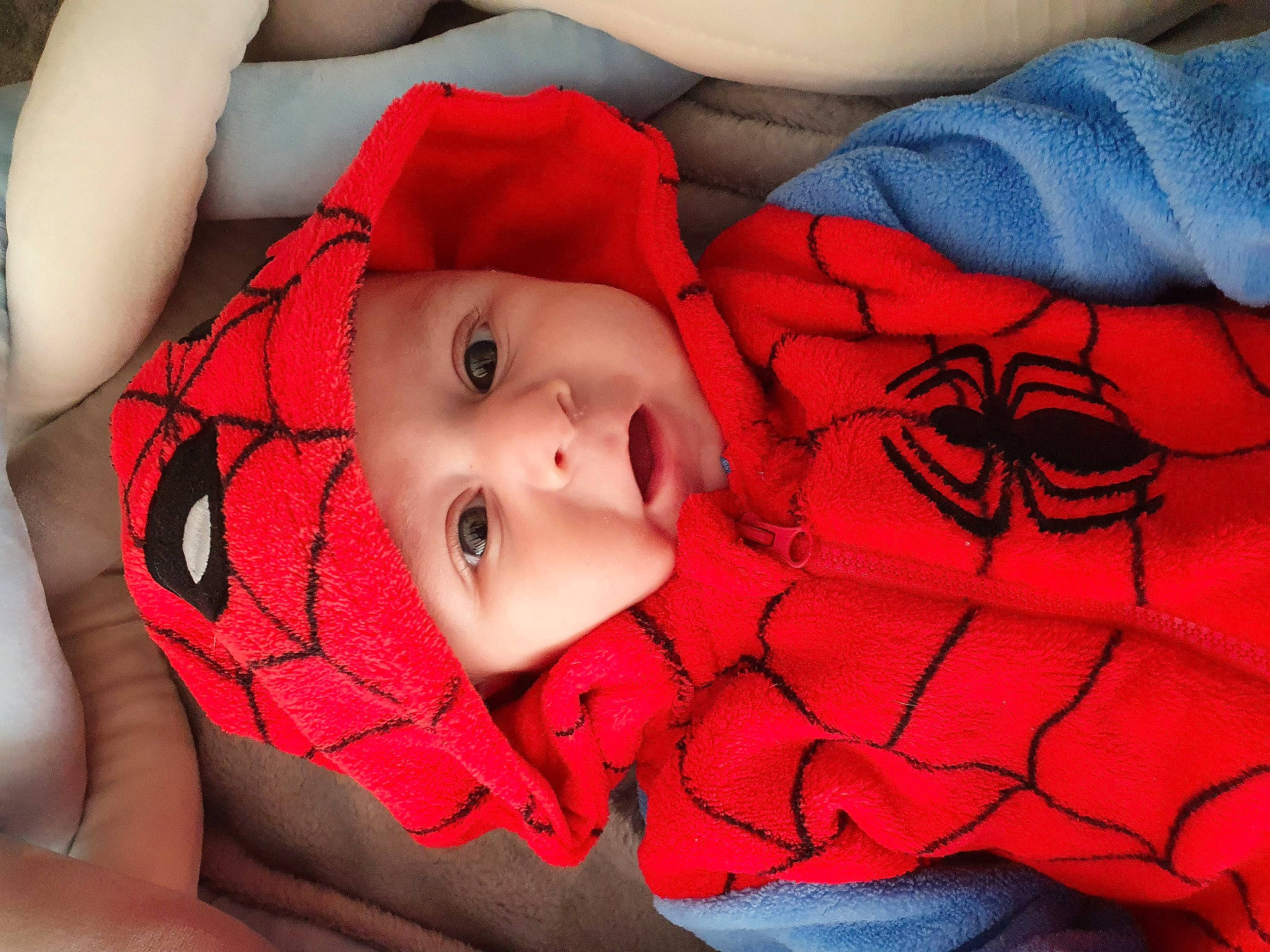 Jules a rejoint le concours — aidez-le/la à gagner de superbes lots ! arm, comfort, eye, eyelash, face, finger, hand, head, headwear, joint, lip, mammal, mouth, neck, nose, orange, person, pink, product, skin