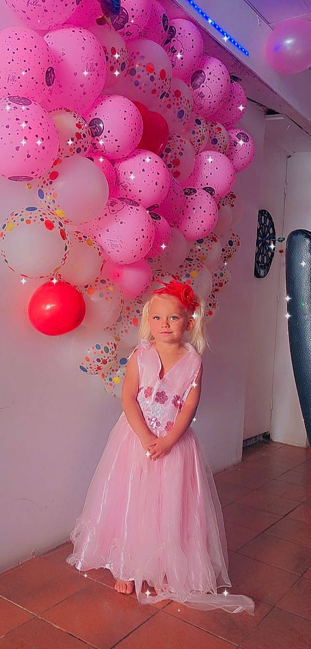 Eva a rejoint le concours — aidez-le/la à gagner de superbes lots ! balloon, beauty, decoration, dress, event, fashion_design, flash_photography, formal_wear, fun, gown, happy, magenta, one_piece_garment, party_supply, peach, person, petal, pink, purple, red