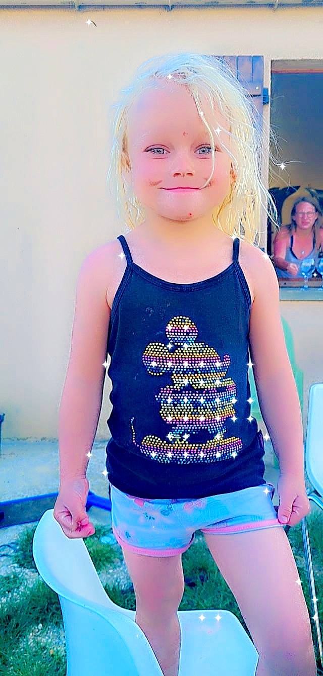 Eva a rejoint le concours — aidez-le/la à gagner de superbes lots ! active_tank, baby_toddler_clothing, blue, cool, electric_blue, fun, happy, magenta, neck, pattern, person, pink, purple, shoulder, sleeve, smile, sportswear, t_shirt, thigh, waist