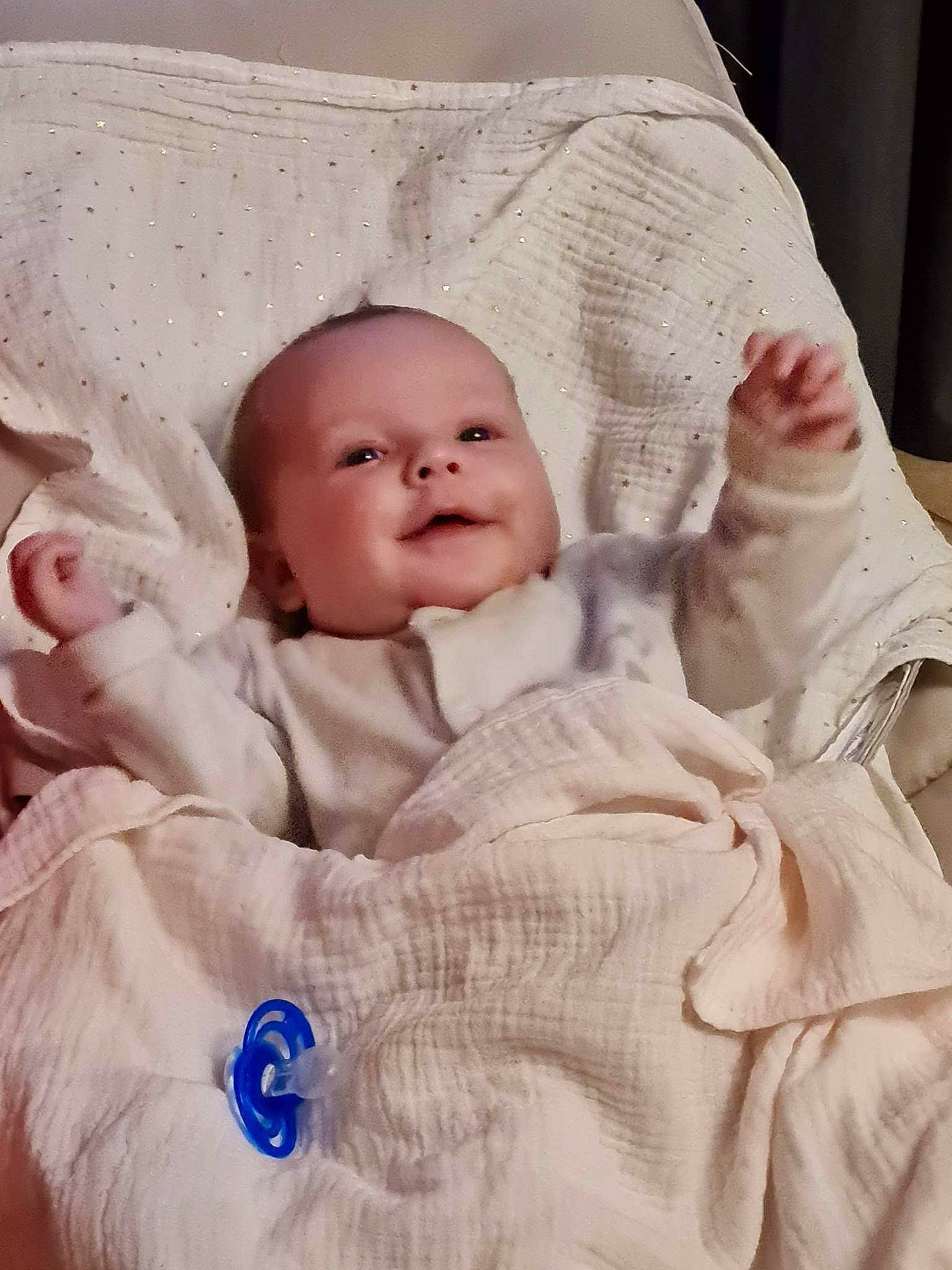 Savanah a rejoint le concours — aidez-le/la à gagner de superbes lots ! baby, baby_products, baby_toddler_clothing, cheek, child, collar, comfort, face, fur, happy, iris, linens, person, portrait_photography, sitting, skin, sleeve, smile, textile, toddler