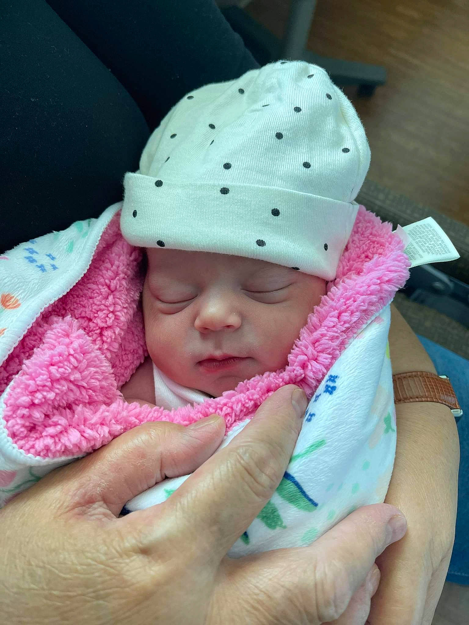 Navaia is registered to the contest to win money with this photo: baby, baby_toddler_clothing, cap, cheek, comfort, eye, face, finger, gesture, hand, happy, head, headgear, headwear, knit_cap, nail, outerwear, person, pink, skin