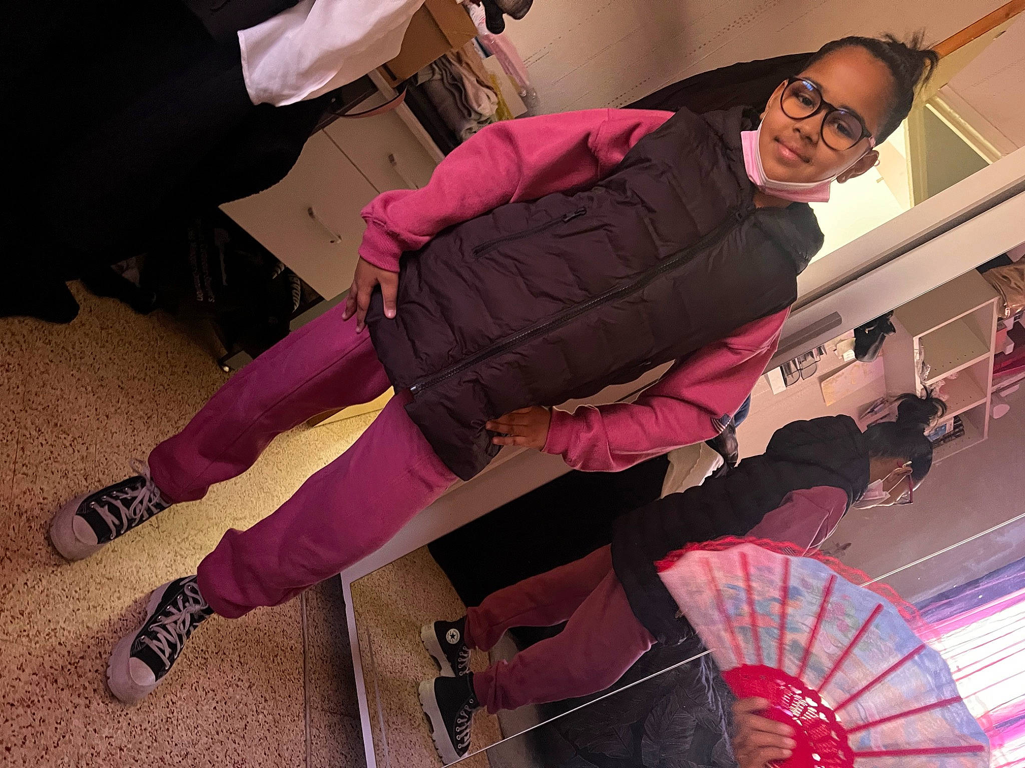 Inaya participe au concours pour gagner de l'argent avec cette photo : boot, chair, comfort, event, eyewear, fun, human_leg, joy, knee, lap, leg, leisure, luggage_and_bags, magenta, person, pink, purple, red, sandal, shoe