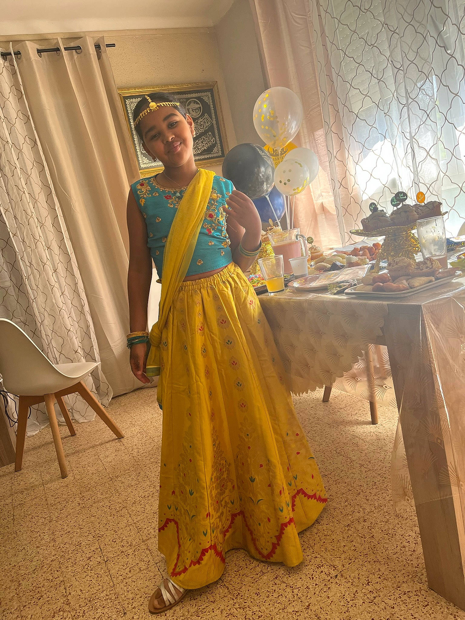 Inaya a rejoint le concours — aidez-le/la à gagner de superbes lots ! ceremony, chair, curtain, desk, event, fashion_design, flooring, formal_wear, headwear, joy, linens, peach, person, room, sari, silk, sitting, table, tablecloth, tints_and_shades