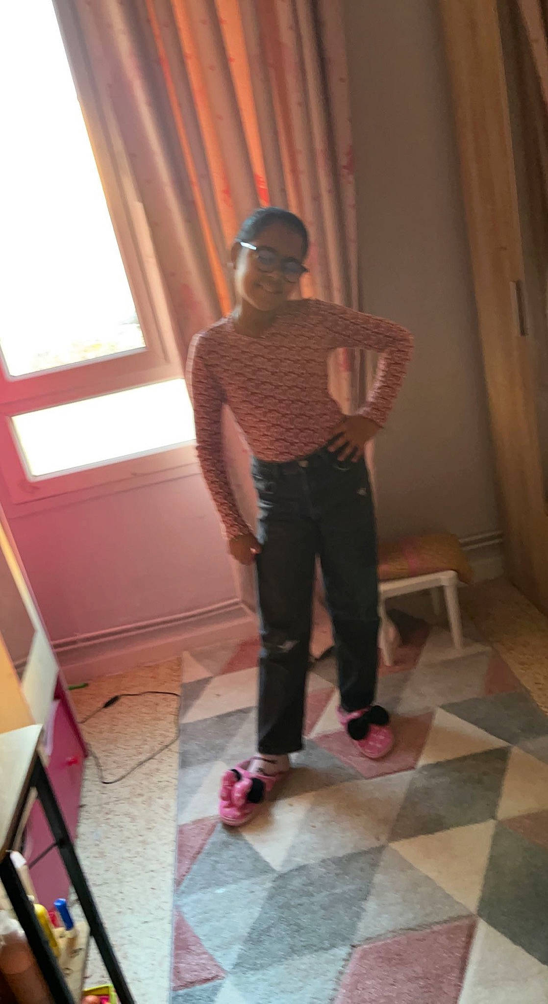 Inaya participe au concours pour gagner de l'argent avec cette photo : chest, curtain, elbow, event, eyewear, fashion_design, floor, flooring, fun, hardwood, human_leg, joy, knee, person, room, sneakers, standing, sunglasses, thigh, trunk