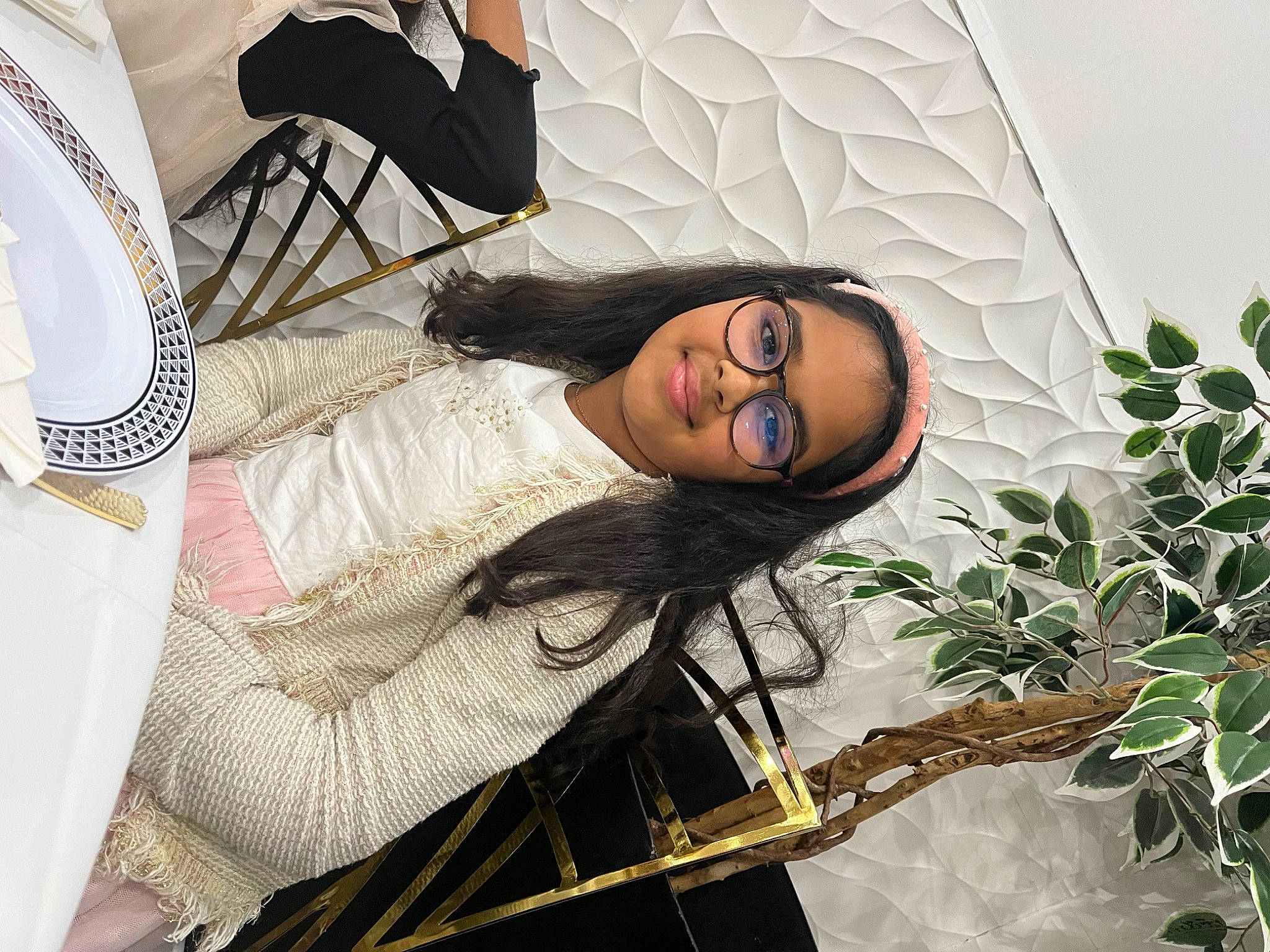 Inaya a rejoint le concours — aidez-le/la à gagner de superbes lots ! audio_equipment, black_hair, chair, comfort, eyewear, face, fashion_design, glasses, grass, joy, leisure, long_hair, microphone, pattern, person, plant, room, sitting, street_fashion, sunglasses