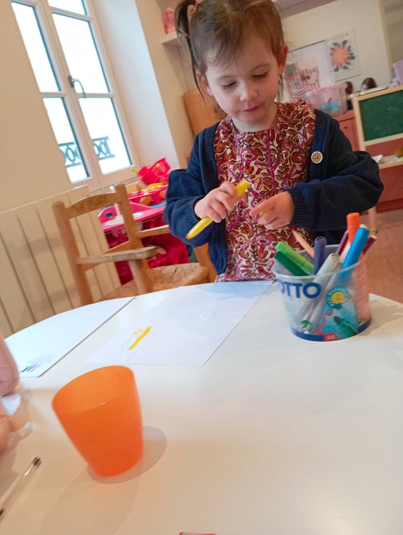 Alya participe au concours pour gagner de l'argent avec cette photo : art, artist, chair, child, event, finger, fun, leisure, nail, office_supplies, paint, person, play, recreation, room, sharing, t_shirt, table, toddler, visual_arts