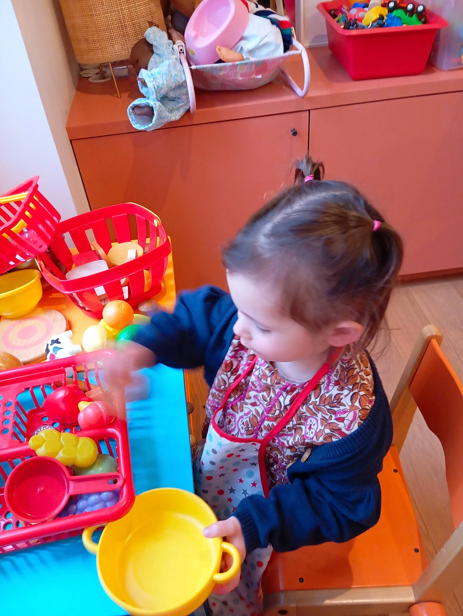 Alya participe au concours pour gagner de l'argent avec cette photo : baby, baby_playing_with_toys, baby_toddler_clothing, baby_toys, chair, child, event, fun, holiday, kindergarten, orange, party, person, play, red, room, sharing, sitting, toddler, toy