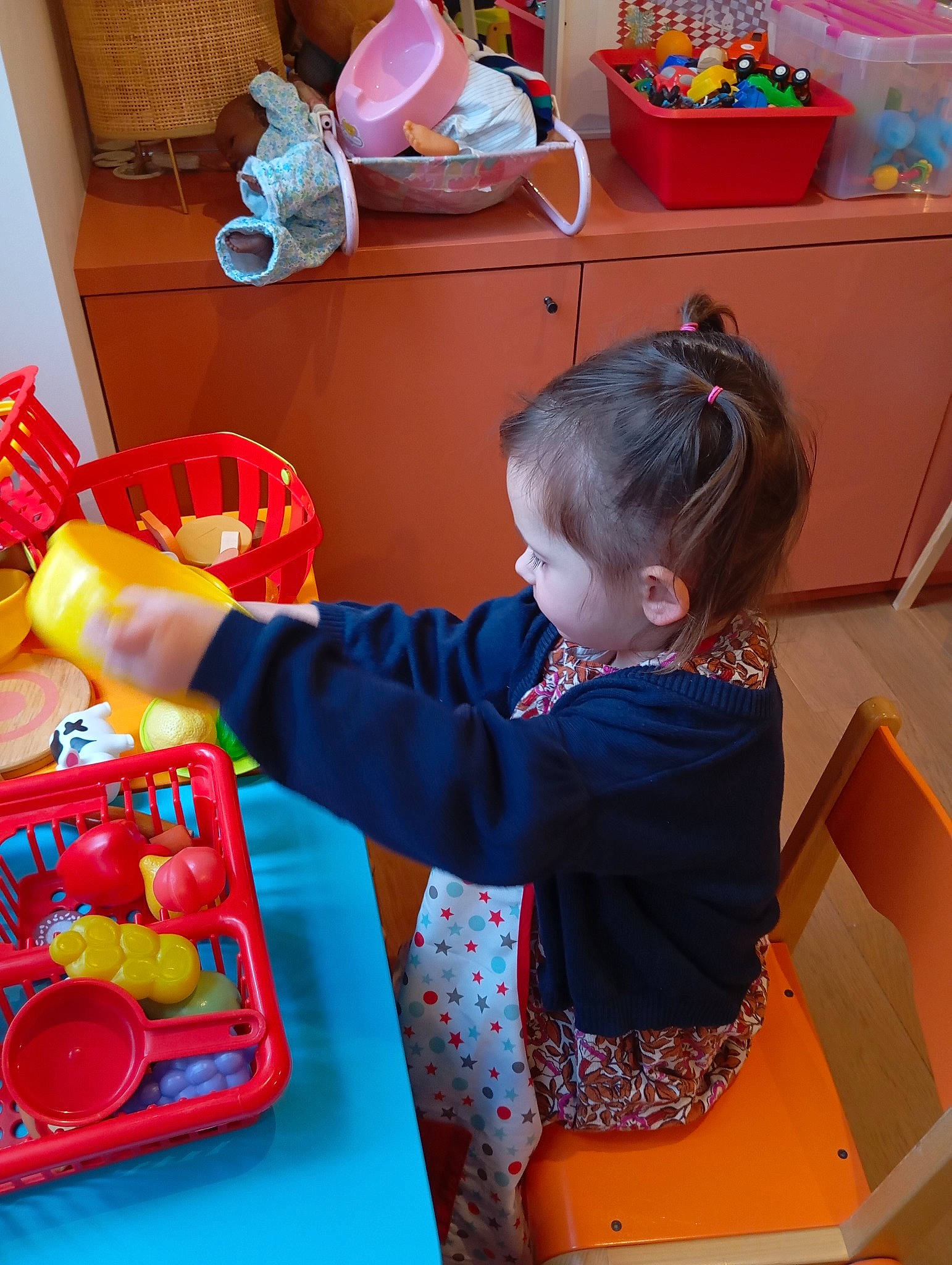 Alya participe au concours pour gagner de l'argent avec cette photo : baby, baby_playing_with_toys, baby_products, baby_toddler_clothing, baby_toys, box, child, event, fun, holiday, orange, person, play, red, room, shelf, sitting, stuffed_toy, toddler, toy