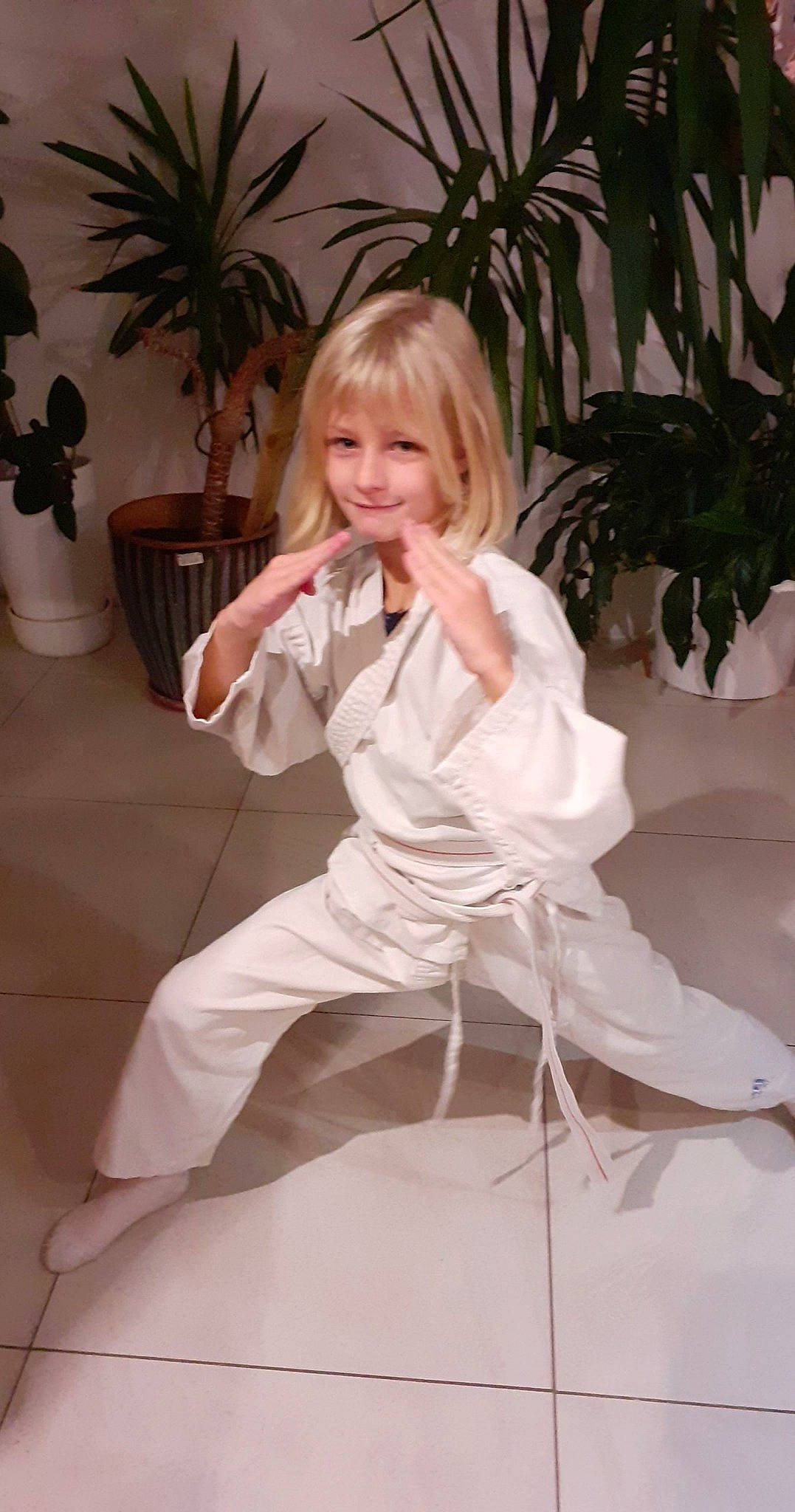 Kimberley participe au concours pour gagner de l'argent avec cette photo : costume, japanese_martial_arts, joy, karate, martial_arts, person, sensei, sitting, uniform