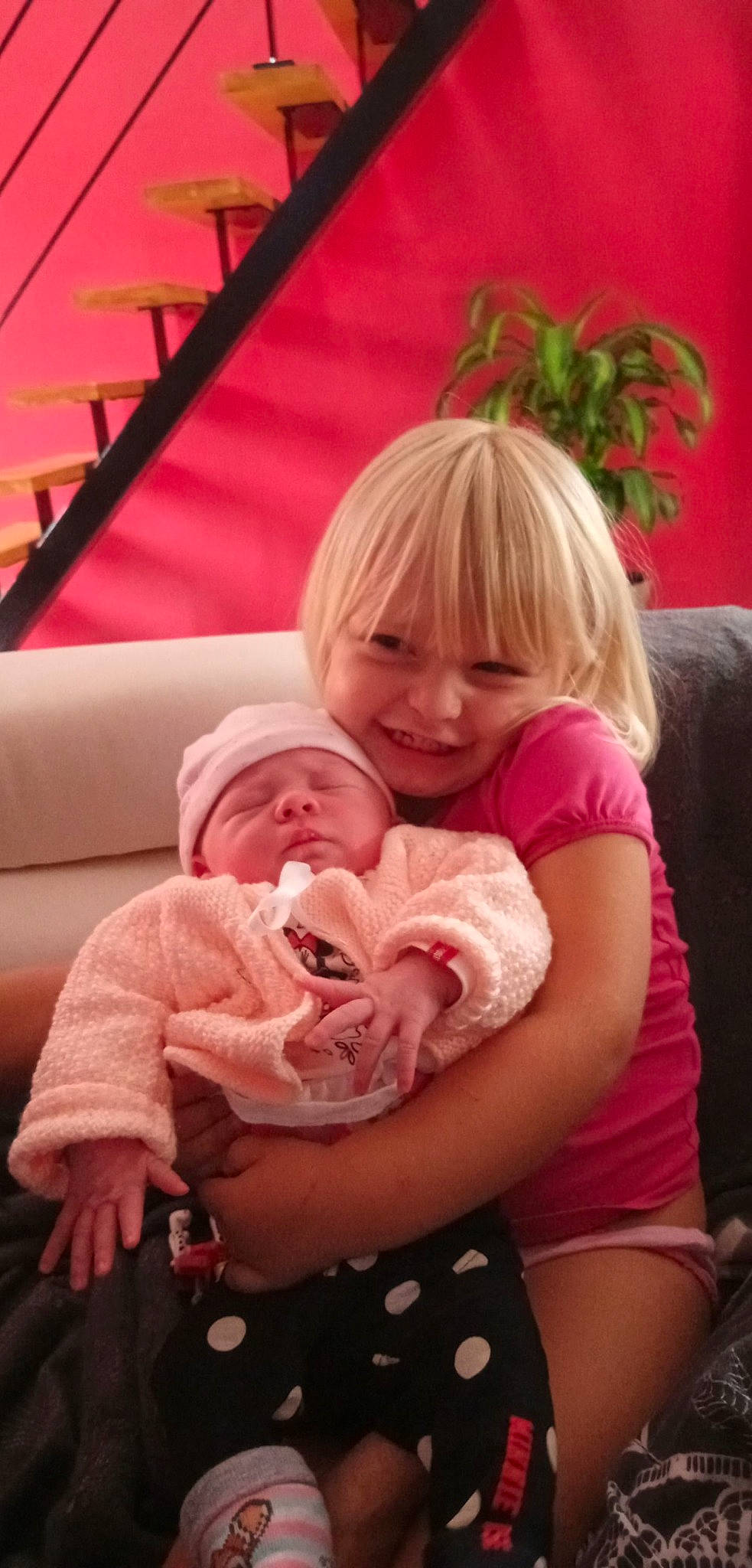 Stacey a rejoint le concours — aidez-le/la à gagner de superbes lots ! baby, blond, cheek, child, finger, joy, person, pink, sitting, toddler