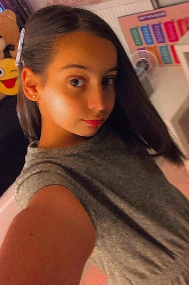 Lina participe au concours pour gagner de l'argent avec cette photo : black_hair, brown_hair, earrings, eyebrow, eyelash, fashion_design, flooring, forehead, joint, layered_hair, lip, long_hair, makeover, neck, person, selfie, shoulder, skin, thigh, trunk