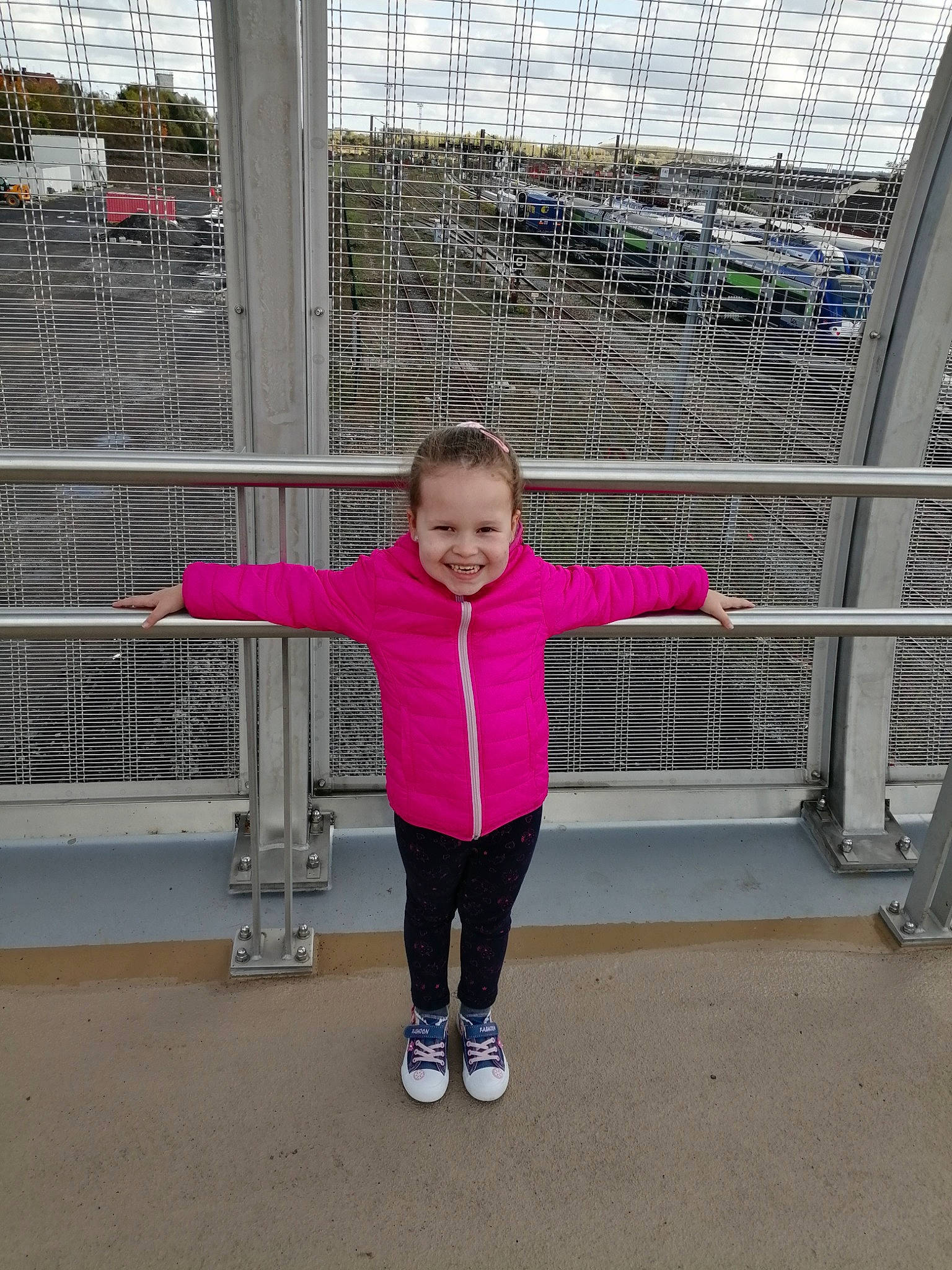 Lilou a rejoint le concours — aidez-le/la à gagner de superbes lots ! child, fence, fun, happy, joy, knee, leisure, magenta, mammal, person, pink, recreation, sky, sleeve, smile, sweatpant, symmetry, thumb, toddler, travel