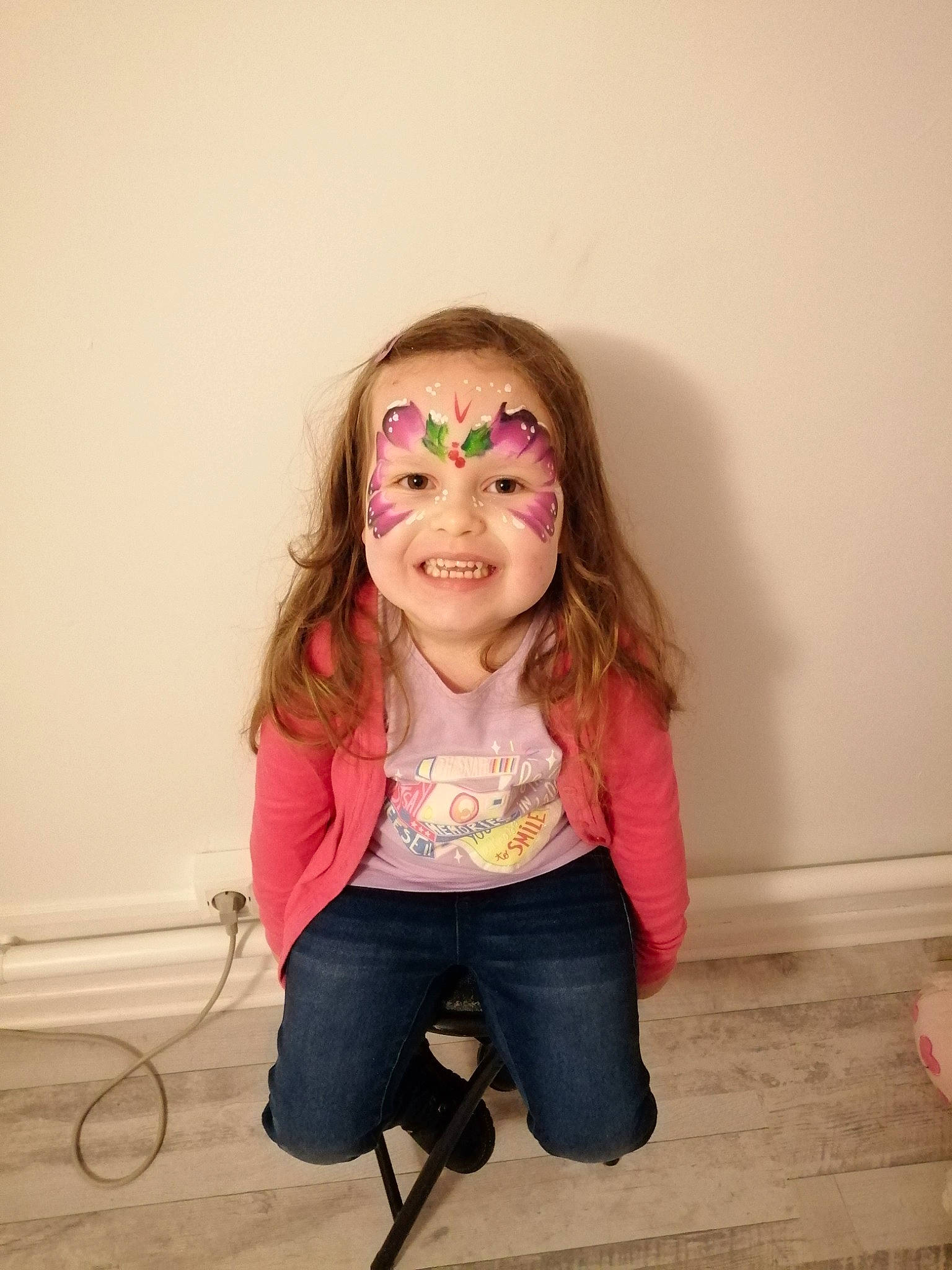 Lilou participe au concours pour gagner de l'argent avec cette photo : baby_toddler_clothing, cheek, eyewear, face, floor, flooring, fun, hair, happy, head, jeans, joint, joy, person, pink, shoulder, sleeve, smile, standing, t_shirt