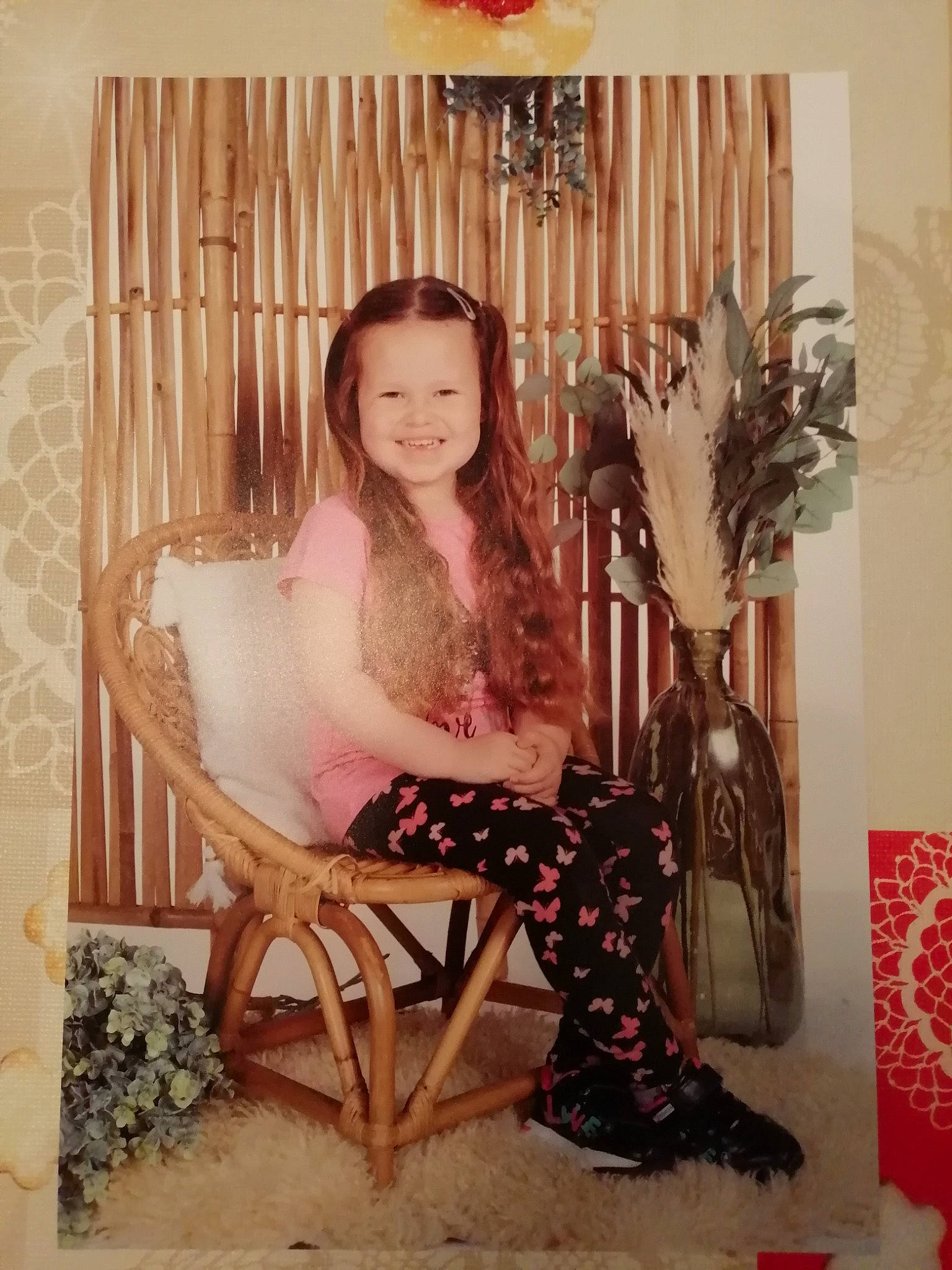 Lilou participe au concours pour gagner de l'argent avec cette photo : chair, dress, event, fashion_accessory, fashion_design, flash_photography, formal_wear, hair, happy, headpiece, joy, long_hair, musical_instrument, pattern, peach, person, plucked_string_instruments, room, sitting, smile