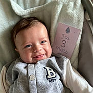 Liam participe au concours pour gagner de l'argent avec cette photo : baby, babywear, blanket, card, child, clothing, cozy, cute, eyes, face, happy, indoor, infant, milestone, newborn, portrait, sitting, smile, soft_texture, young