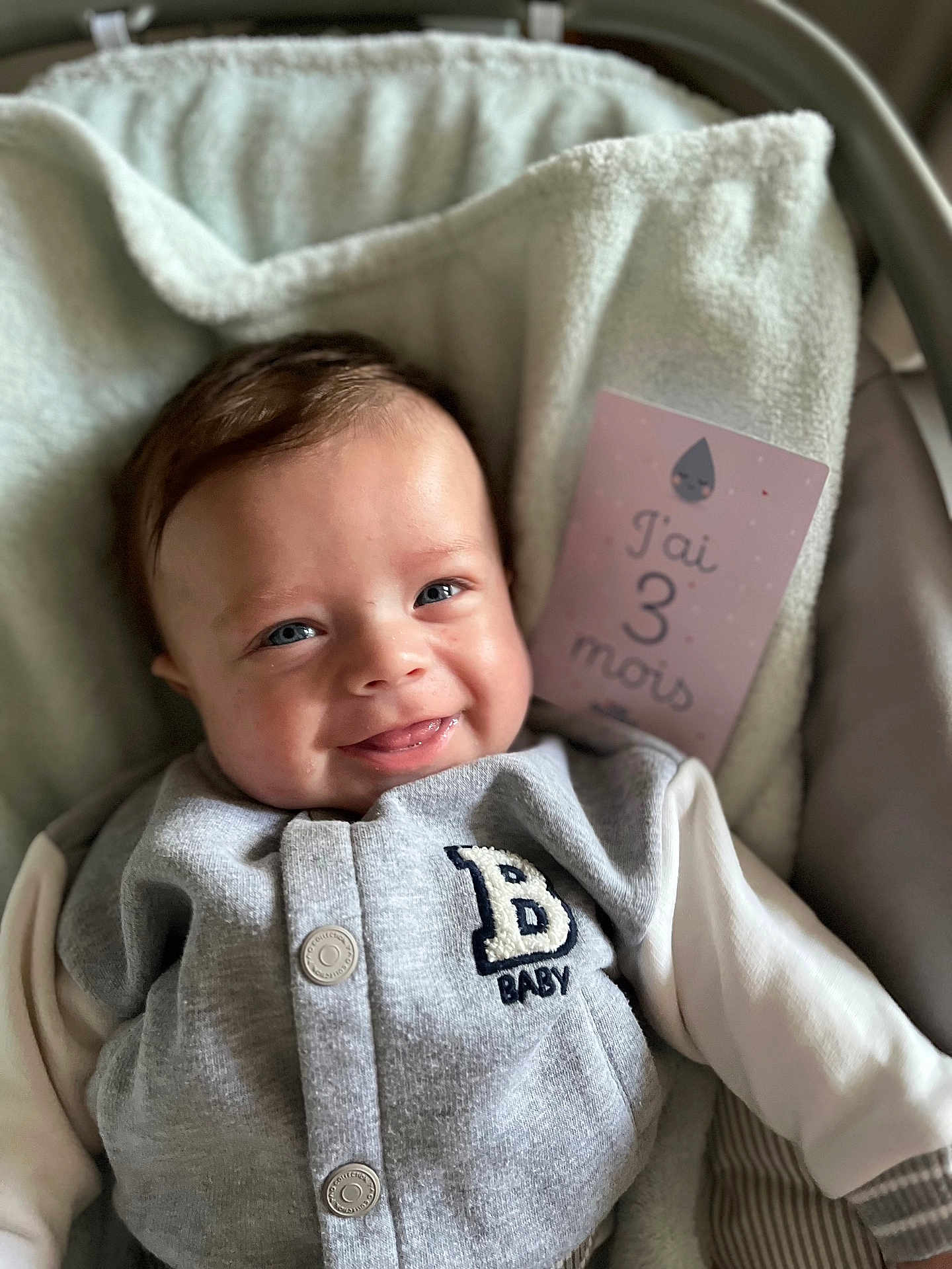 Liam participe au concours pour gagner de l'argent avec cette photo : baby, babywear, blanket, card, child, clothing, cozy, cute, eyes, face, happy, indoor, infant, milestone, newborn, portrait, sitting, smile, soft_texture, young
