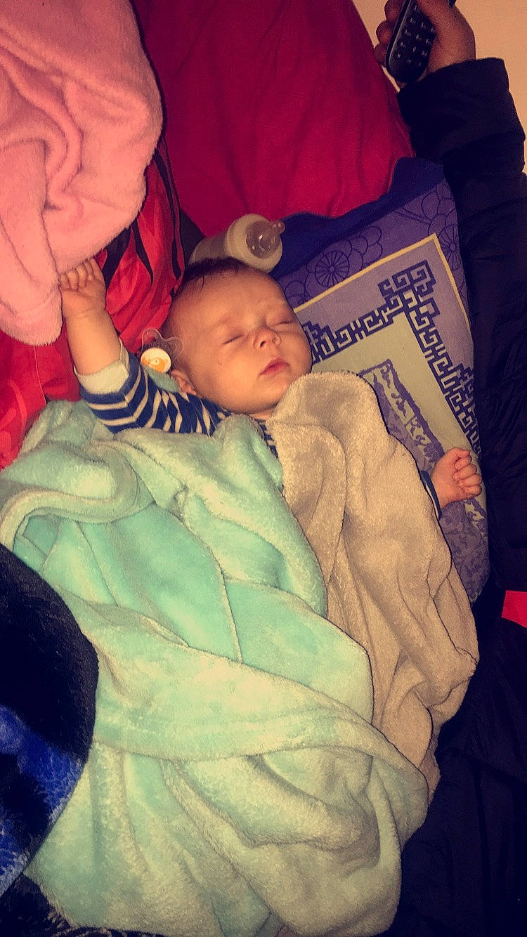 Lucas a rejoint le concours — aidez-le/la à gagner de superbes lots ! baby, bedtime, cheek, child, comfort, nap, person, sleep, toddler