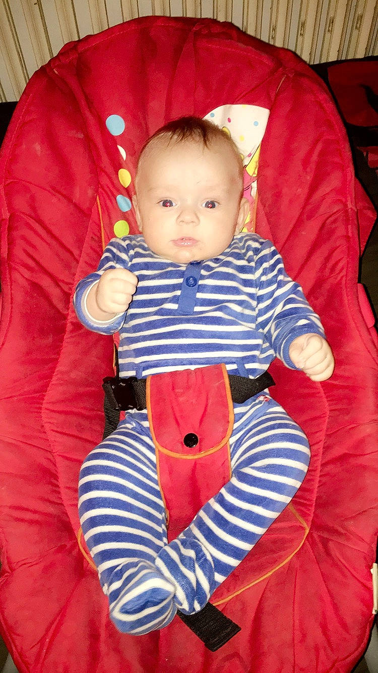 Lucas a rejoint le concours — aidez-le/la à gagner de superbes lots ! baby, baby_products, child, person, product, sitting, skin, toddler